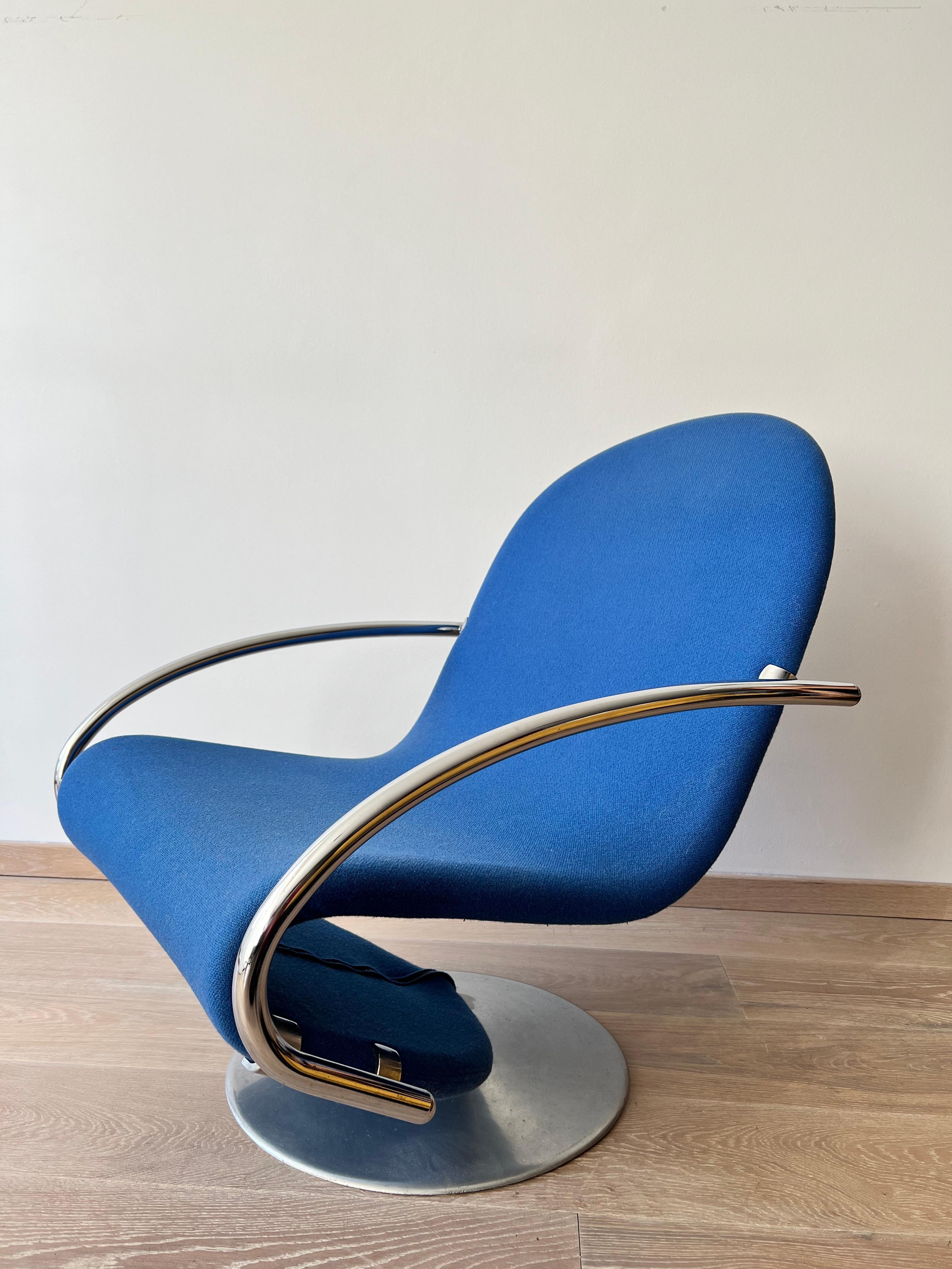 Early edition Verner Panton 123 System swivel chair.
Chromed base with original fabric.