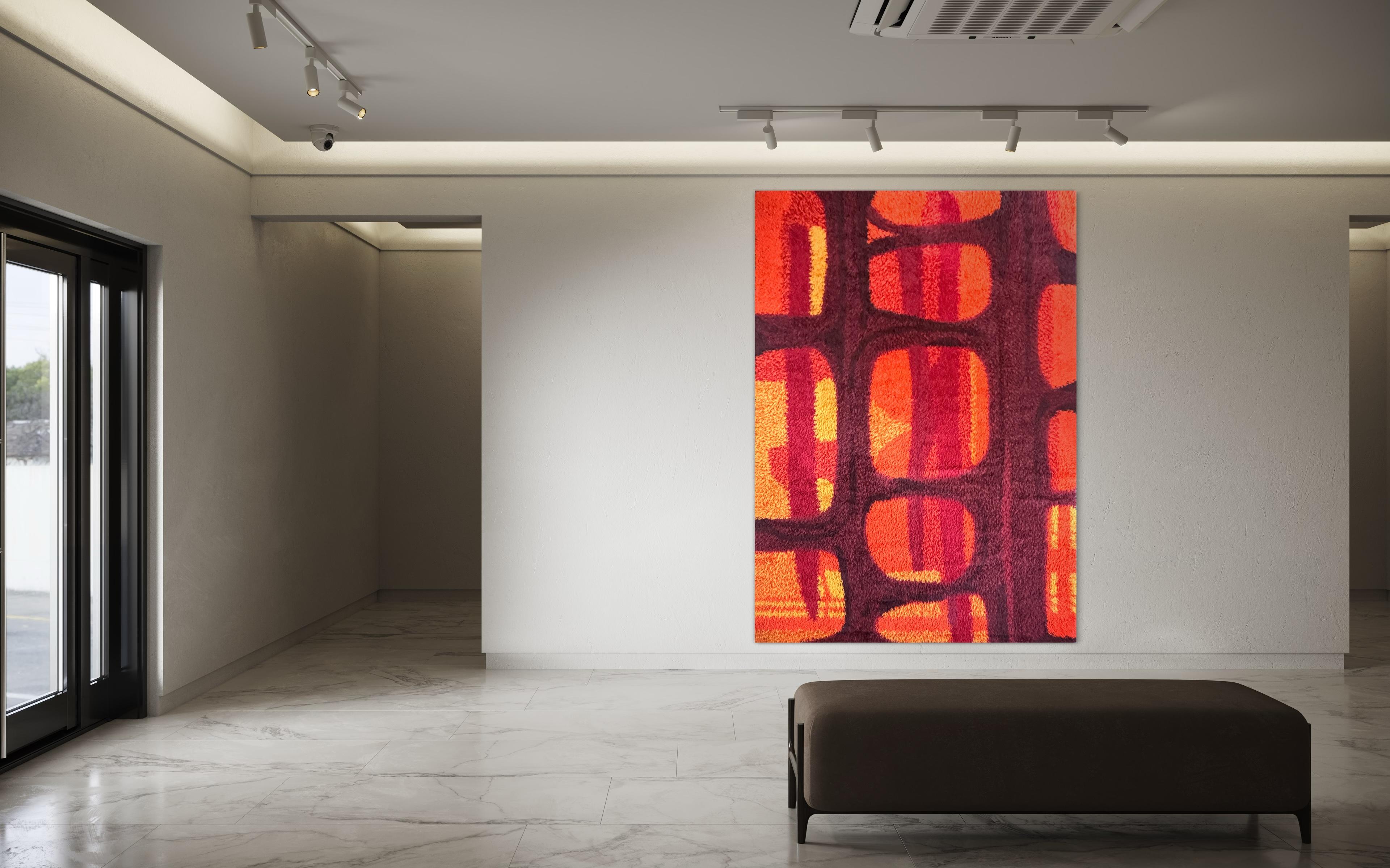 Cette tapisserie unique en laine tissée à la main par le designer et artiste danois Verner Panton est une pièce extraordinaire qui émule magnifiquement la vision sereine d'un coucher de soleil à travers une forêt. Mesurant 346 × 246 cm, cette