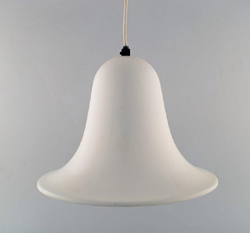 Verner Panton (1926-1998) for Louis Poulsen. A pair of Pantop pendants in white lacquered aluminum, 1980s.
Measures: Diameter 30 cm.
Height 22 cm.
In very good condition.



 