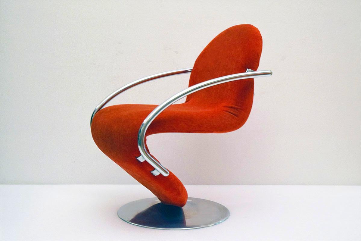 System 1-2-3 Sessel von Verner Panton, hergestellt von Fritz Hansen in den 70er Jahren.
Drehsessel mit Stahlrohrgestell, bezogen mit dunkelorangem, elastischem Stoff, abnehmbarer Bezug. 
Verchromte Stahlarmlehnen und Aluminiumfüße.
In