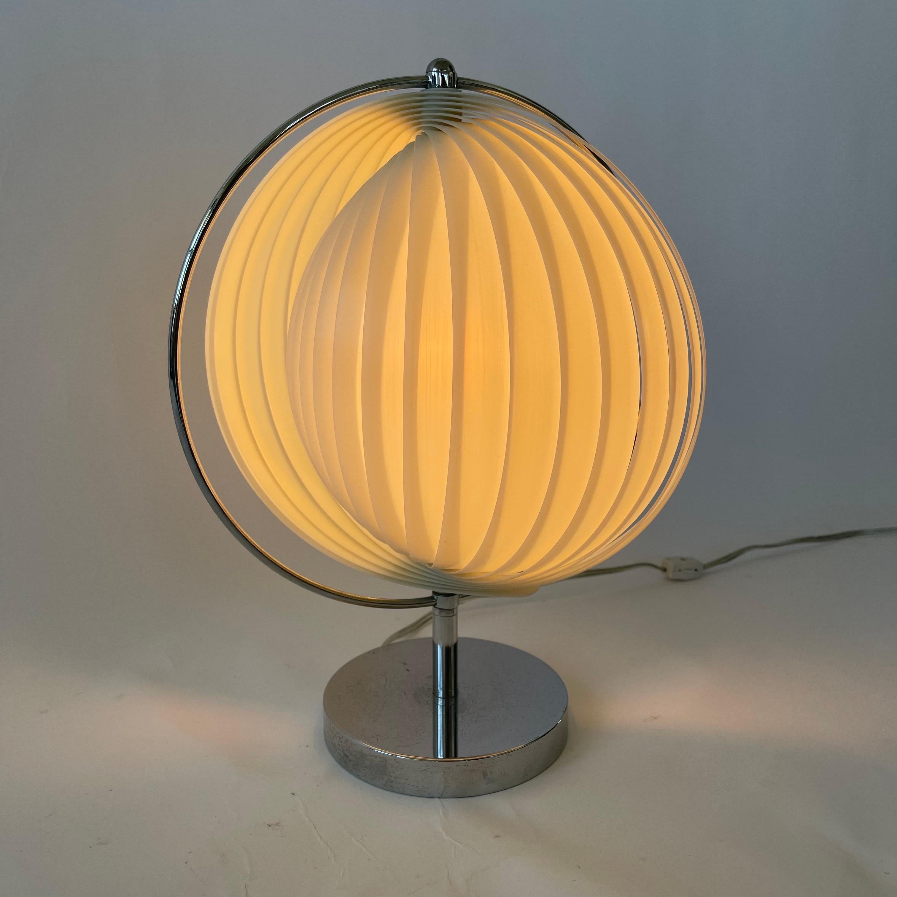 Skulpturale Tischleuchte Moon mit Gestell und Sockel aus poliertem Chrom und einem beweglichen Schirm aus weißem Polyester, der so verstellt werden kann, dass er mehr oder weniger diffuses Licht abgibt.  Verner Panton zugeschrieben für Louis