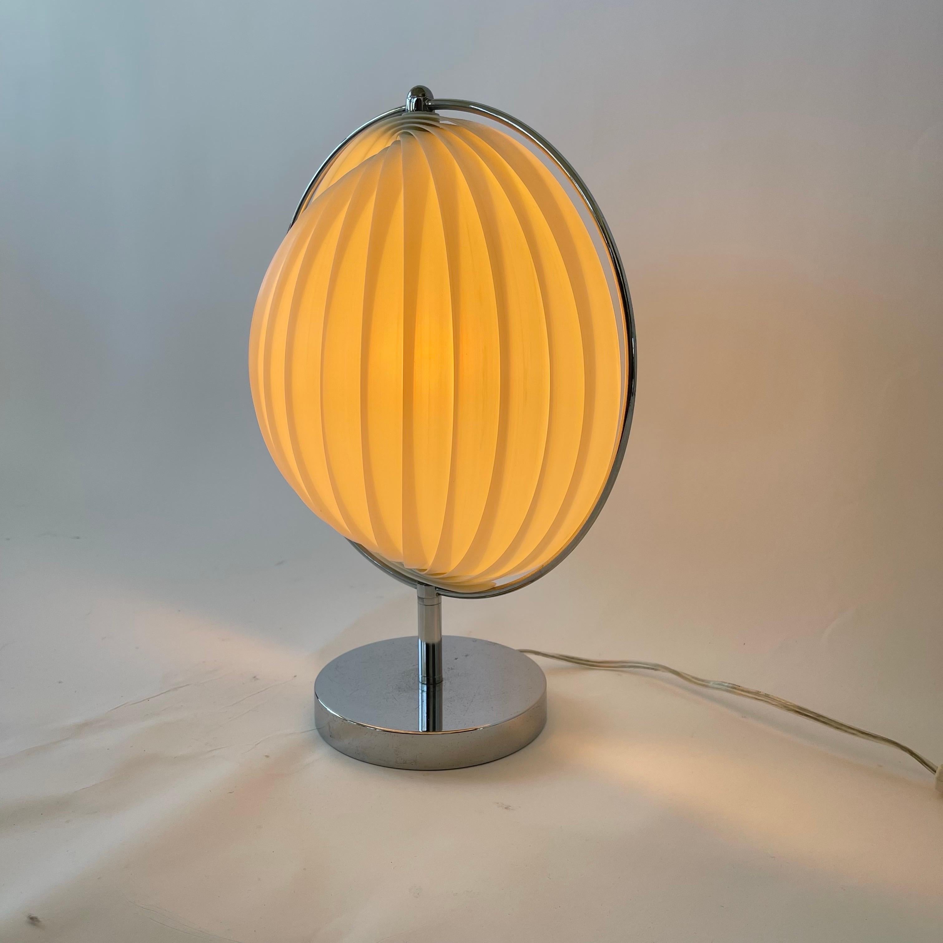 Verner Panton zugeschriebene Tischleuchte aus Chrom und weißem Mond, Dänemark, CIRCA 1960er Jahre (Moderne der Mitte des Jahrhunderts) im Angebot