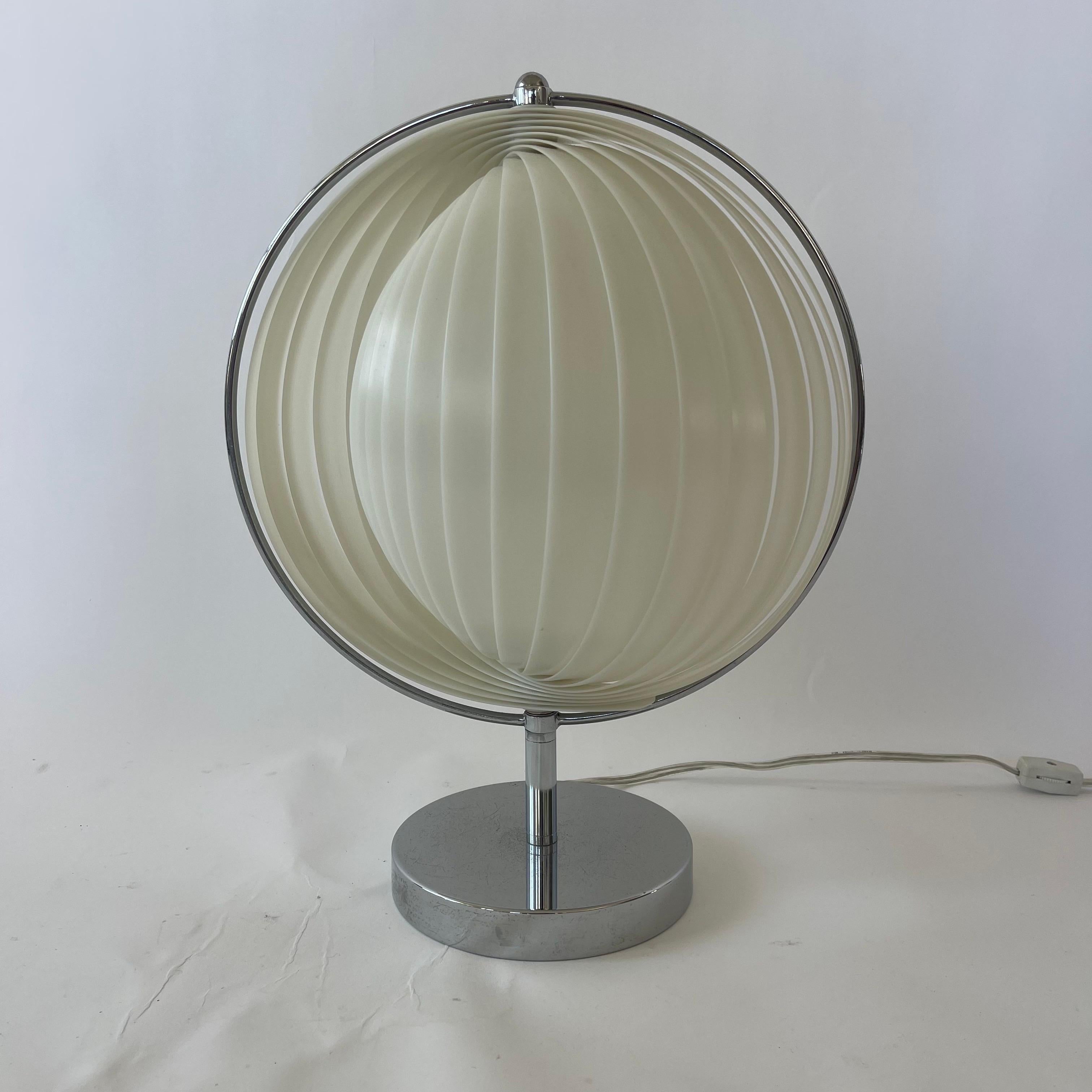 Verner Panton zugeschriebene Tischleuchte aus Chrom und weißem Mond, Dänemark, CIRCA 1960er Jahre (Dänisch) im Angebot