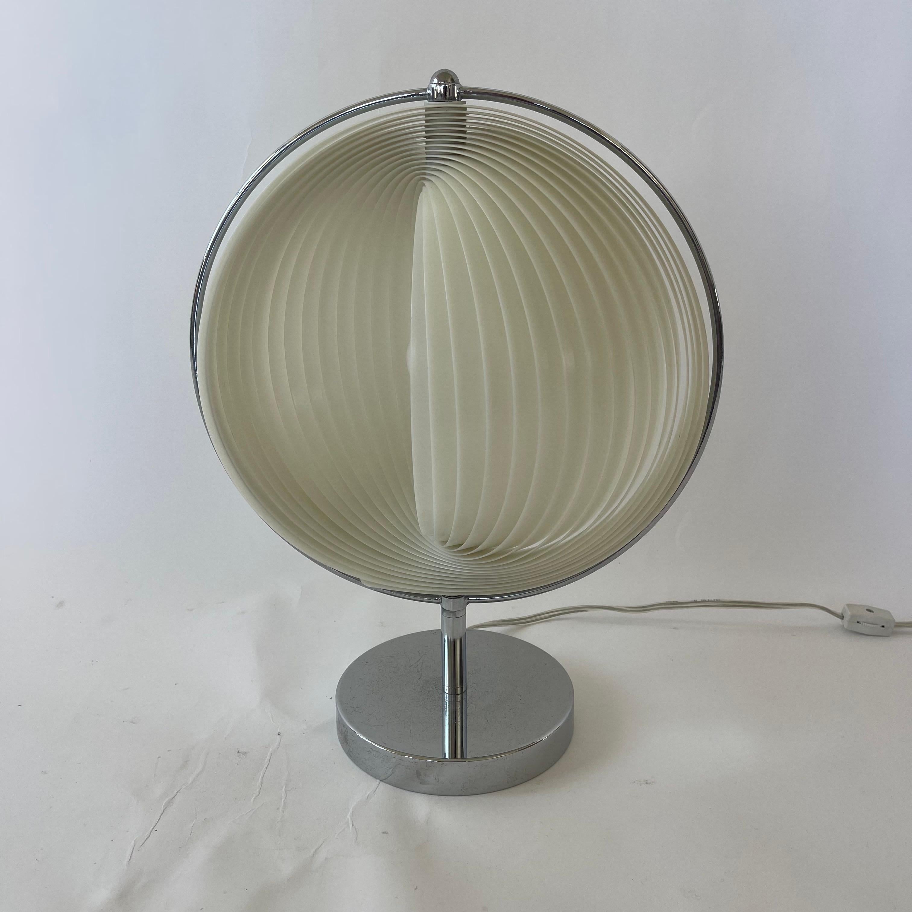 Verner Panton zugeschriebene Tischleuchte aus Chrom und weißem Mond, Dänemark, CIRCA 1960er Jahre (Poliert) im Angebot