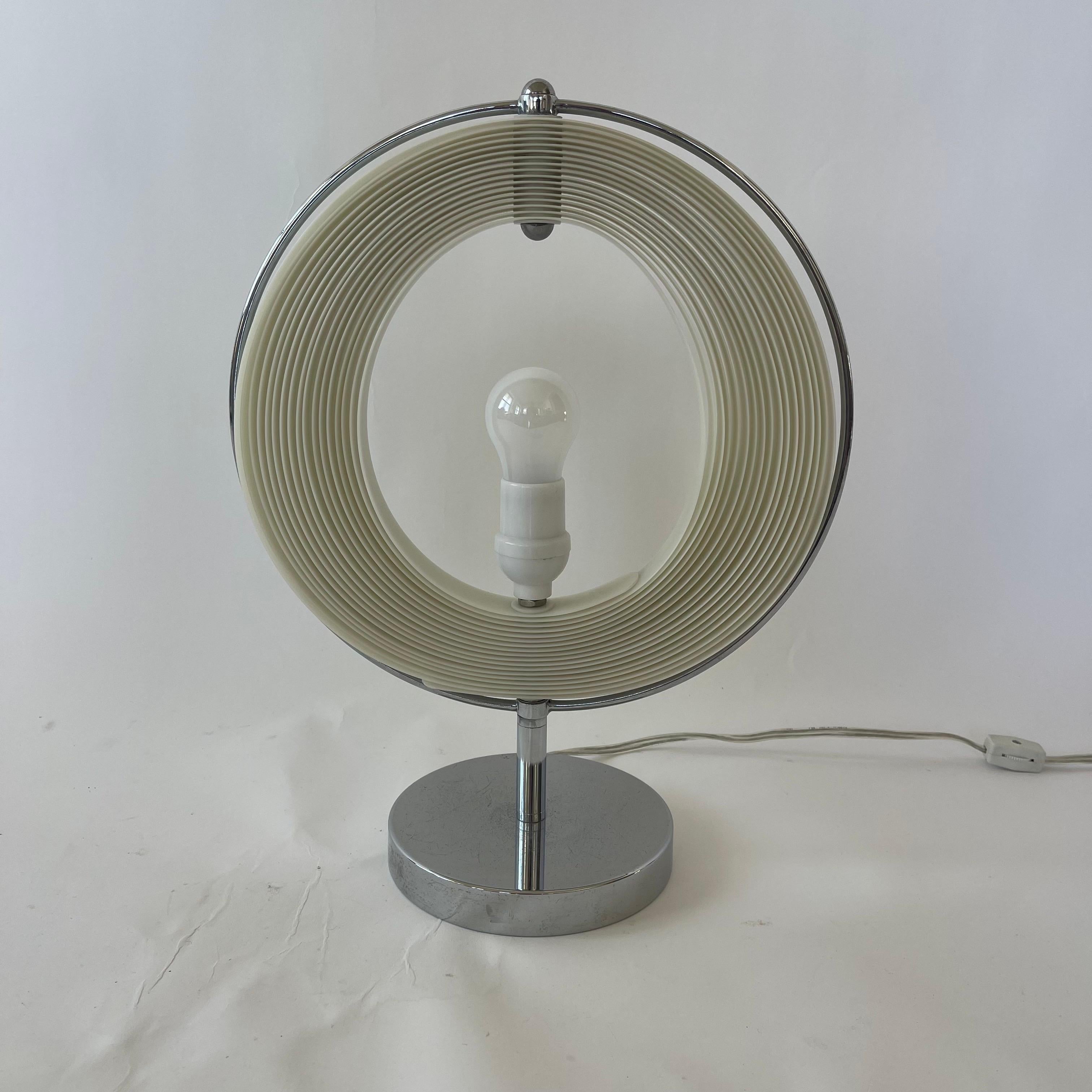 Verner Panton zugeschriebene Tischleuchte aus Chrom und weißem Mond, Dänemark, CIRCA 1960er Jahre (20. Jahrhundert) im Angebot