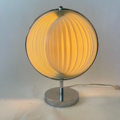 Verner Panton zugeschriebene Tischleuchte aus Chrom und weißem Mond, Dänemark, CIRCA 1960er Jahre