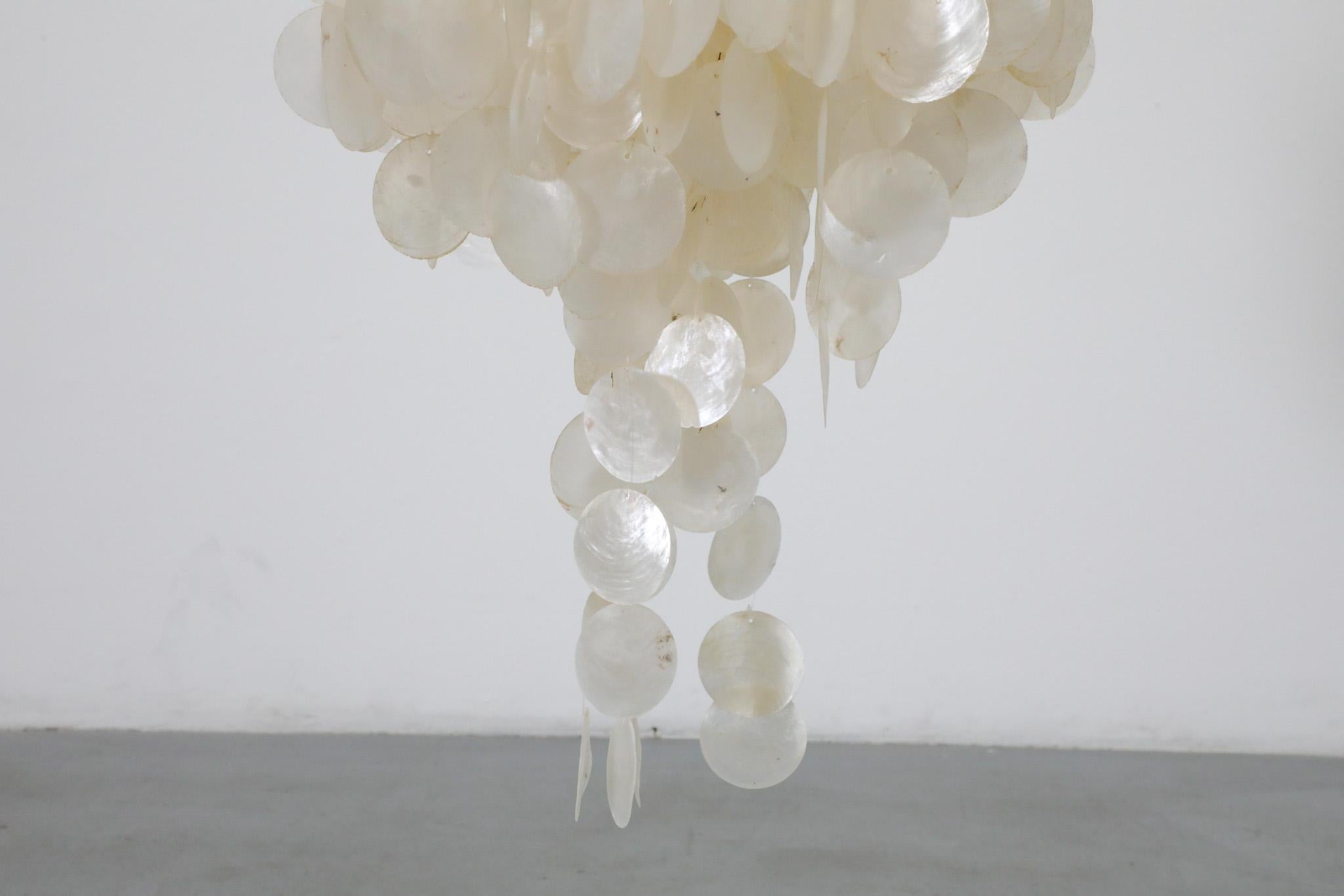 Verner Panton attribuito a metà secolo, lampadario a più piani in Capiz in vendita 4