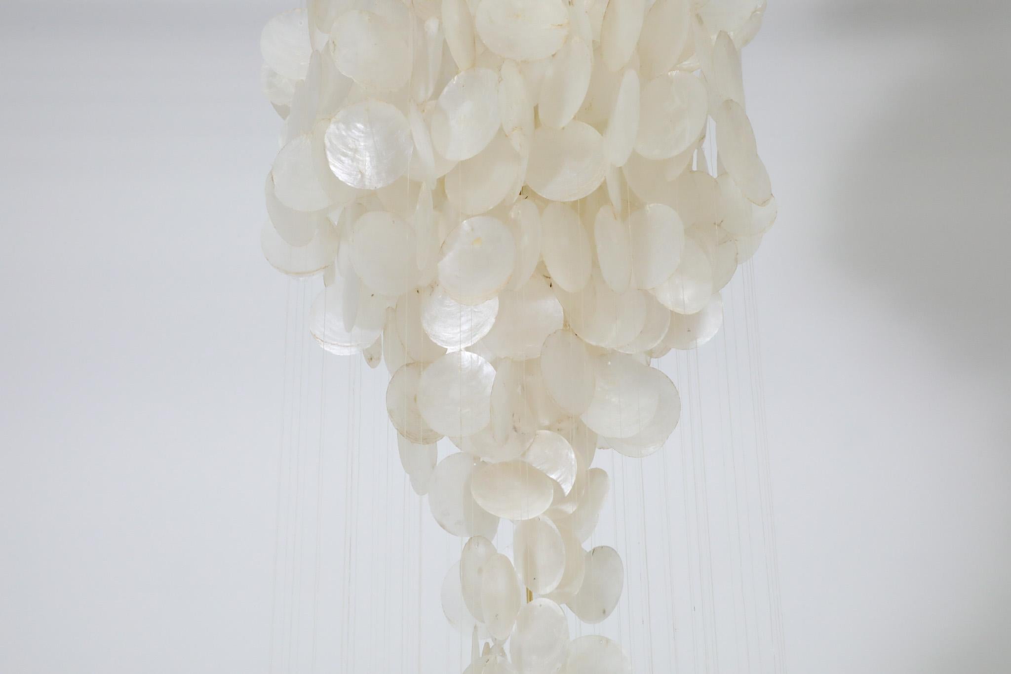Verner Panton attribuito a metà secolo, lampadario a più piani in Capiz in vendita 7