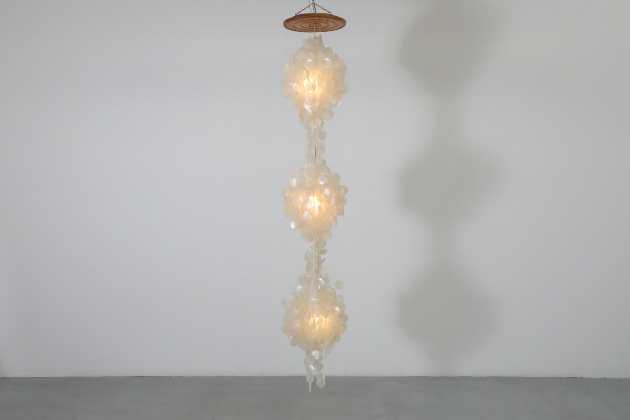 Mid-Century moderno Verner Panton attribuito a metà secolo, lampadario a più piani in Capiz in vendita