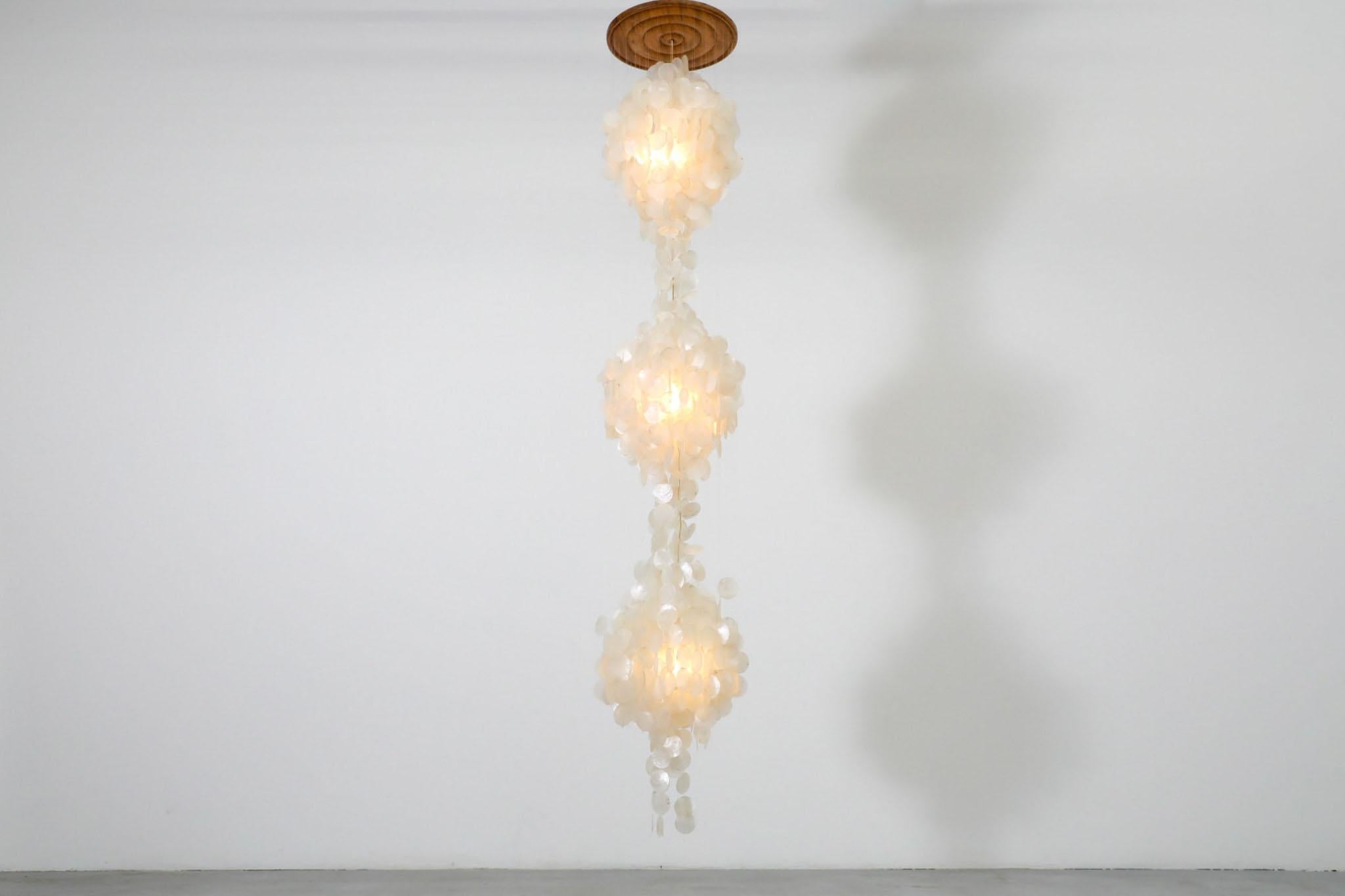 XX secolo Verner Panton attribuito a metà secolo, lampadario a più piani in Capiz in vendita