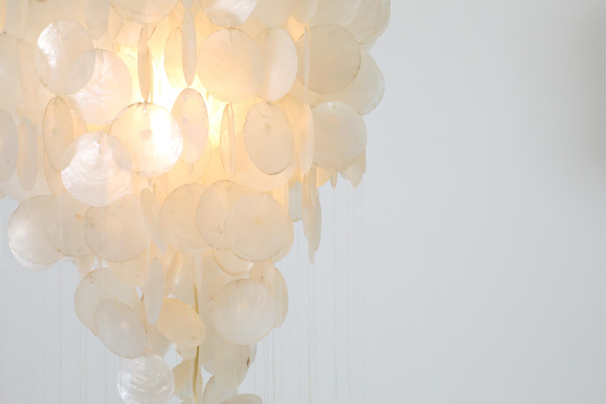 Conchiglia Verner Panton attribuito a metà secolo, lampadario a più piani in Capiz in vendita