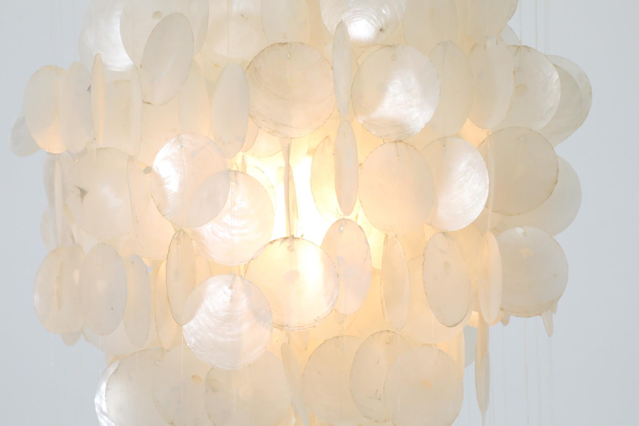 Verner Panton attribuito a metà secolo, lampadario a più piani in Capiz in vendita 1