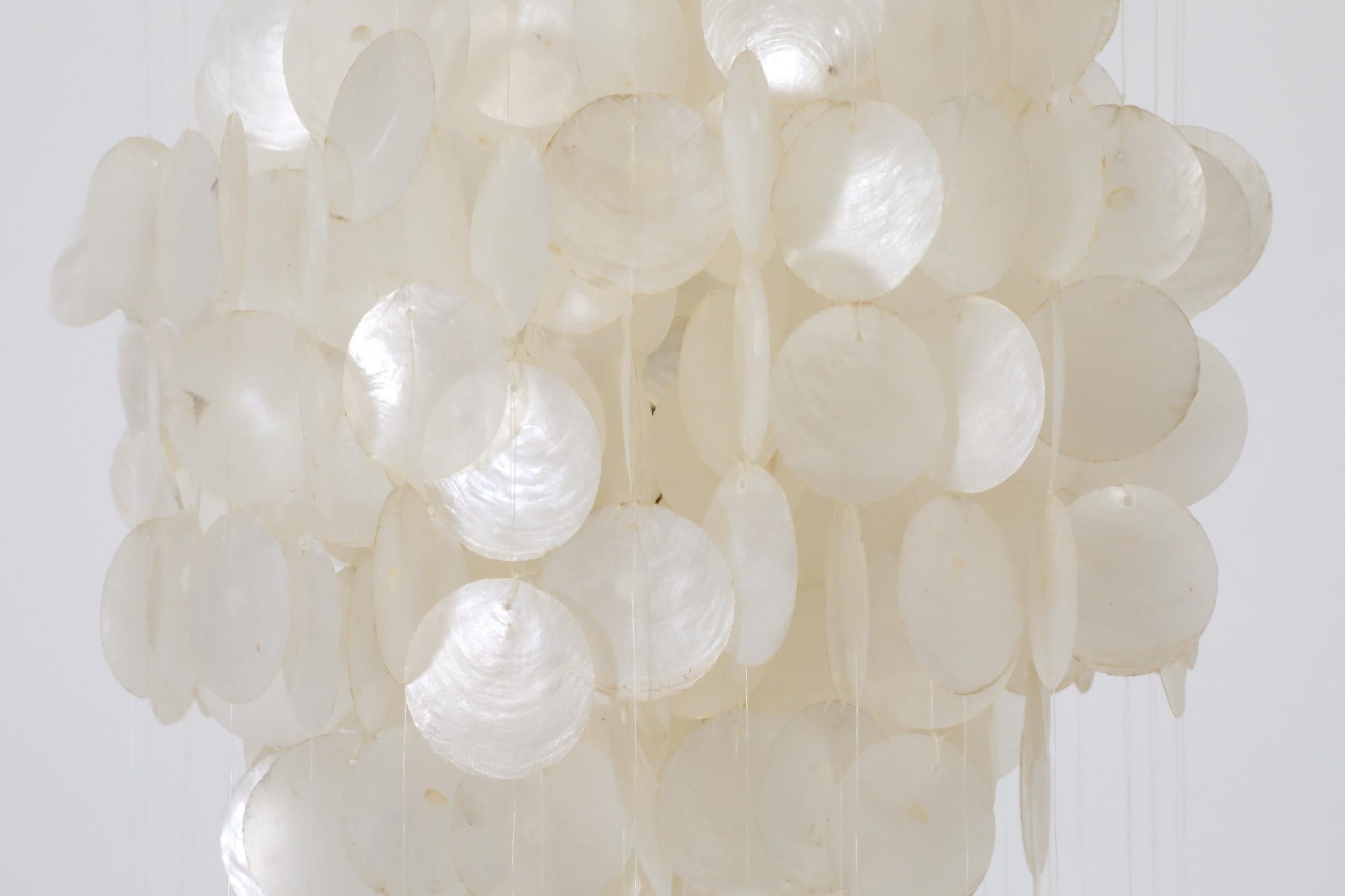 Verner Panton attribuito a metà secolo, lampadario a più piani in Capiz in vendita 2