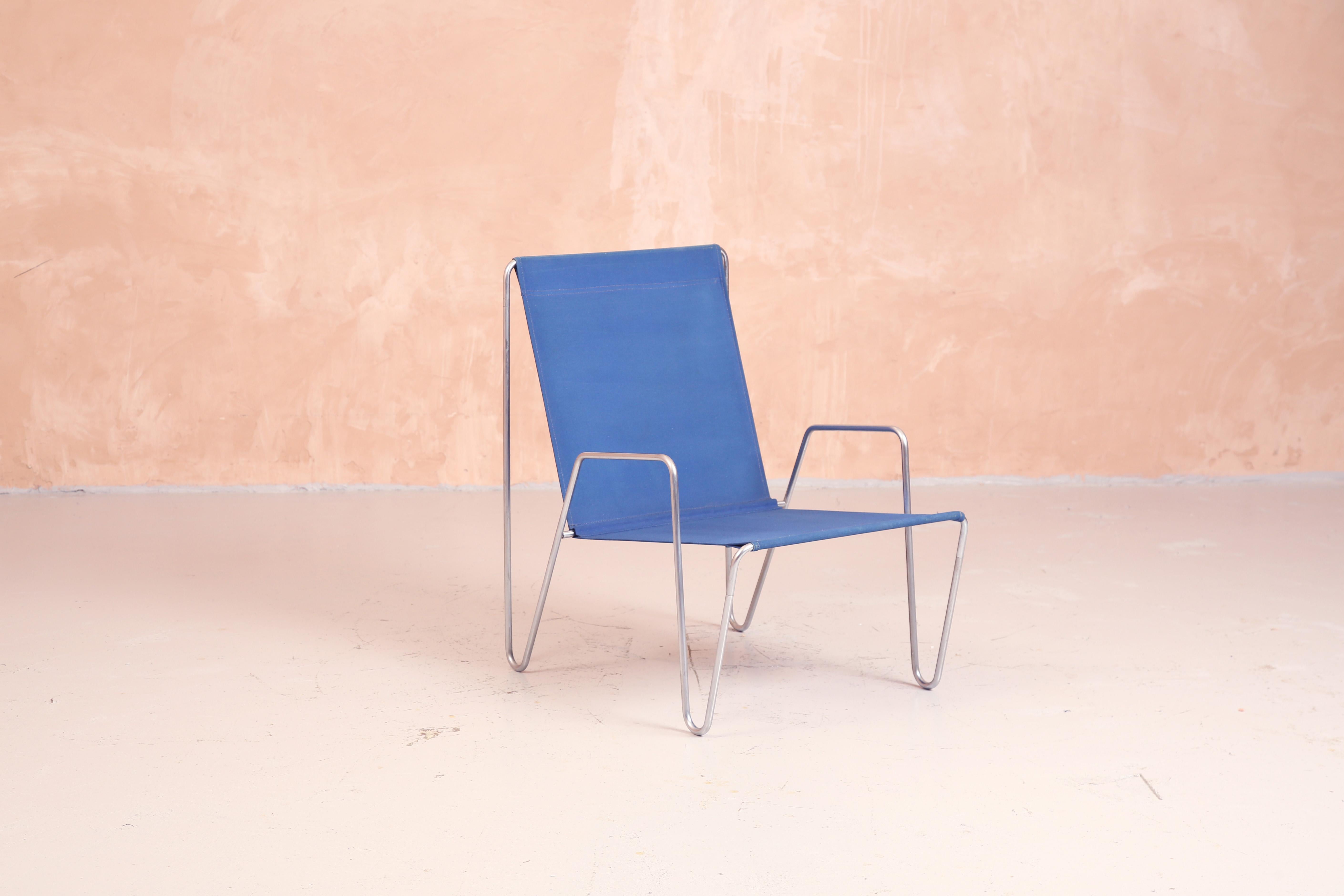 Verner Panton Bachelor Chair mit Armlehnen
Modell 3351
Blaues Segeltuch und verchromtes Stahlrohr
Entworfen 1953, Produziert 1955

Das Design dieses Stuhls basiert auf dem 1927 von Gerrit Rietveld entworfenen Konsolenstuhl. Es handelt sich um