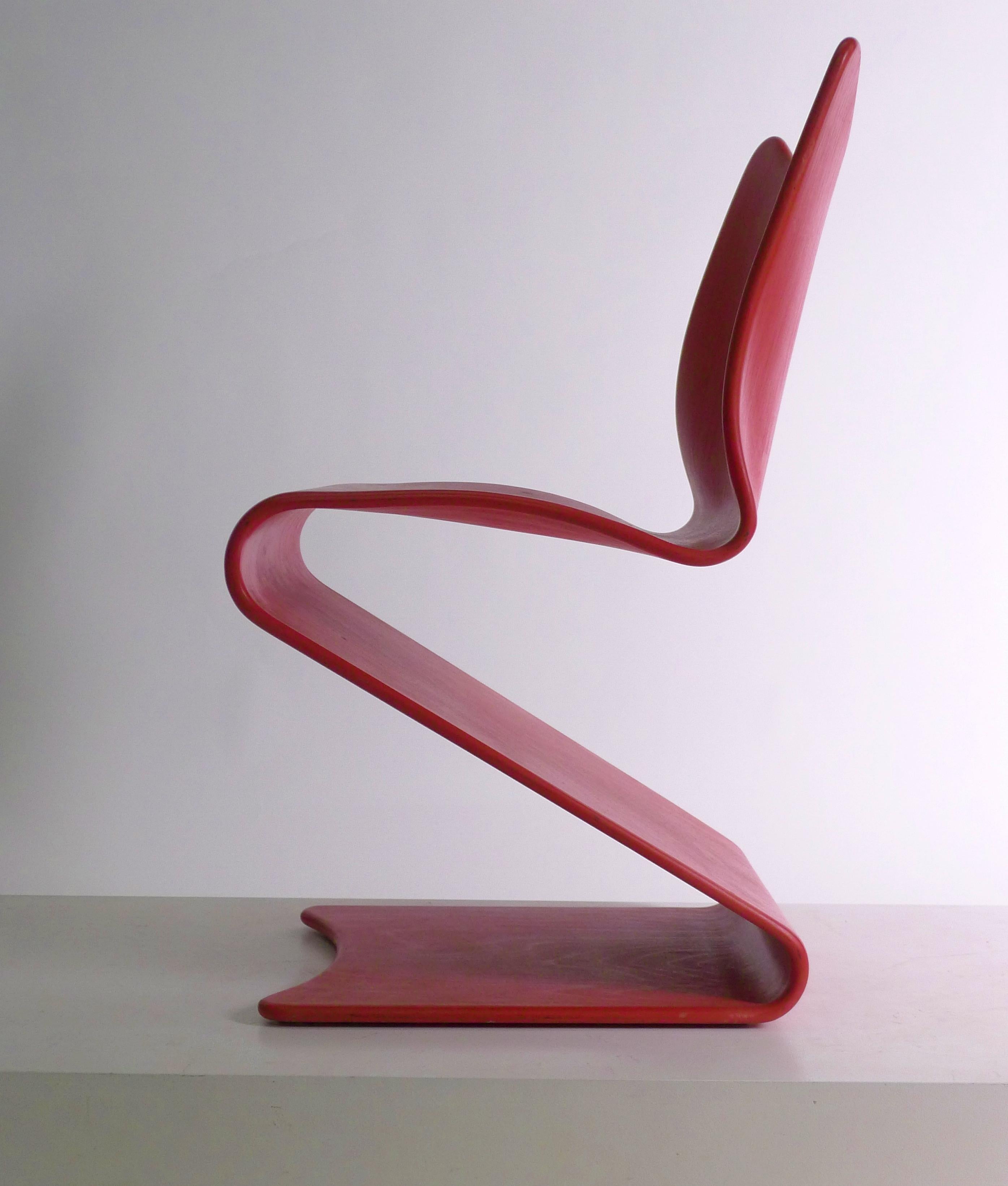Verner Panton plywood S chair, model 275, manufactured by A Sommer and distributed by Thonet

Bent and moulded red lacquered beech plywood cantilever frame, designed and manufactured in 1960s

Condition good, in line with age and use, original red