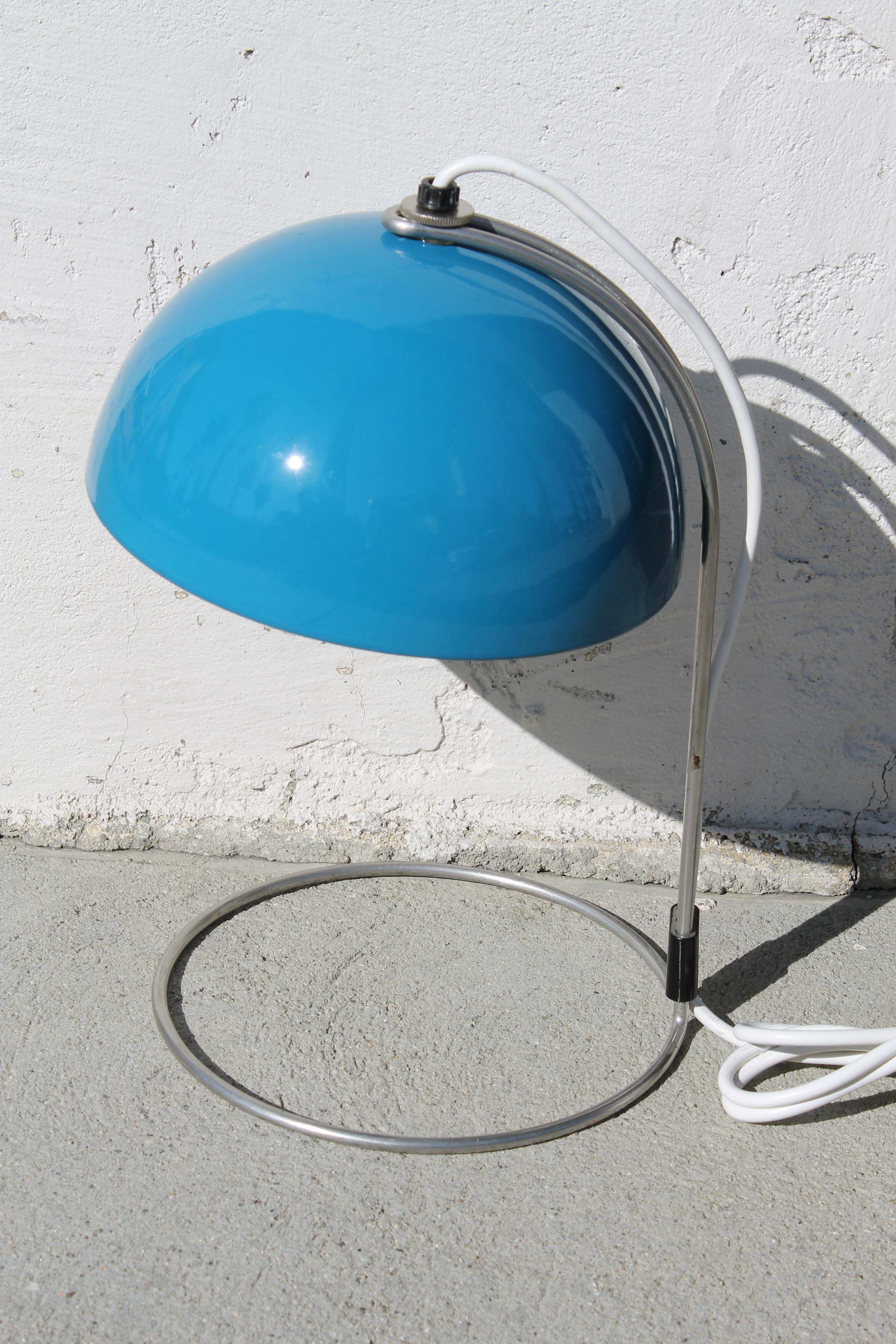 Verner Panton blue VP4 flower pot lamp for Louis Poulsen & Co. Small enamel cup covering the bulb to reflect the light and keeping direct light out of eye. Lamp measures 13