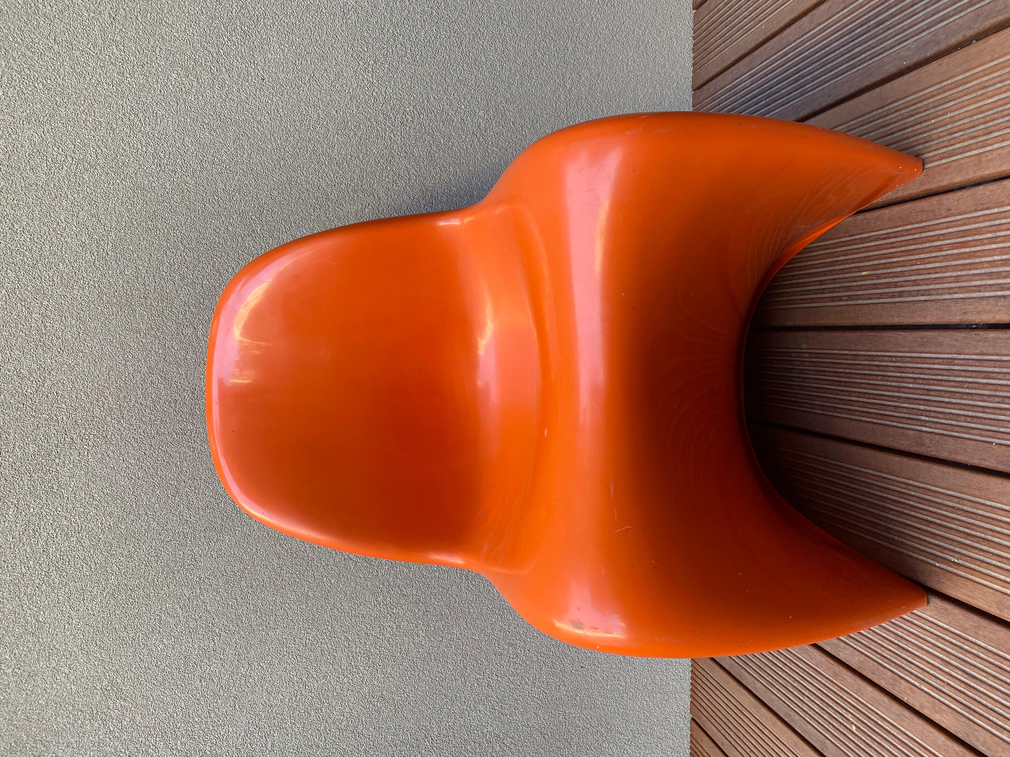 In August 1967 the Panton chair was presented to the public for the first time.
Since than it has been considered the icon design of the 20th century

This chair is made of coloured thermoplastic polystyrene
it is made out of a single section of
