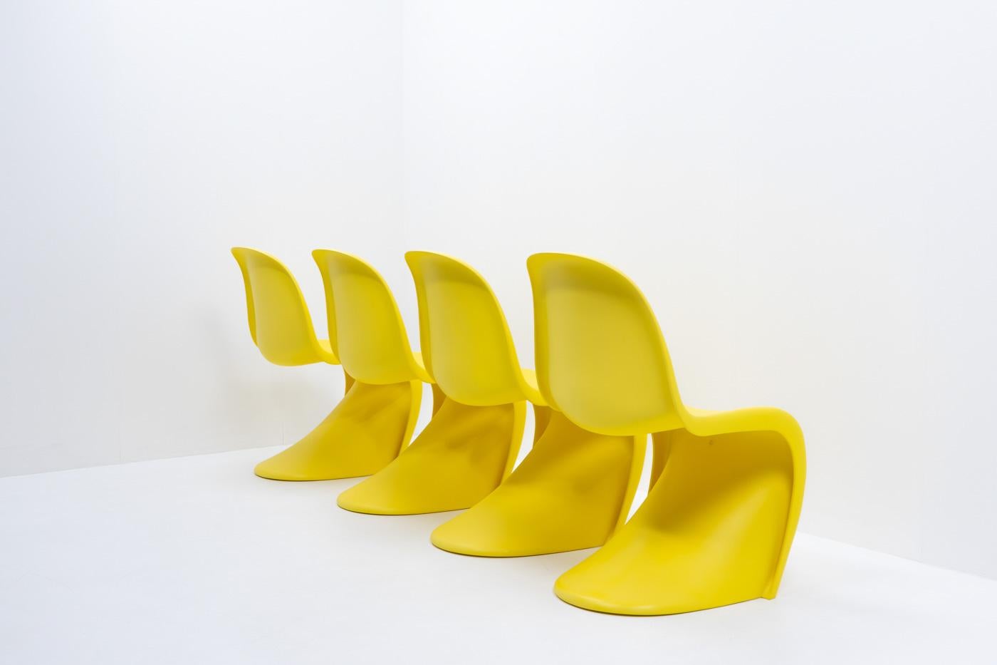 Verner Panton Chairs, Yellow by Vitra, 2000s In Good Condition In Renens, CH