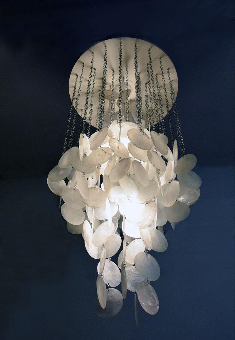 Verner Panton cascade chandelier made of mother-of-pearl discs, 1970s.
Round top with chains supporting mother-of-pearl discs.
In excellent conditions.