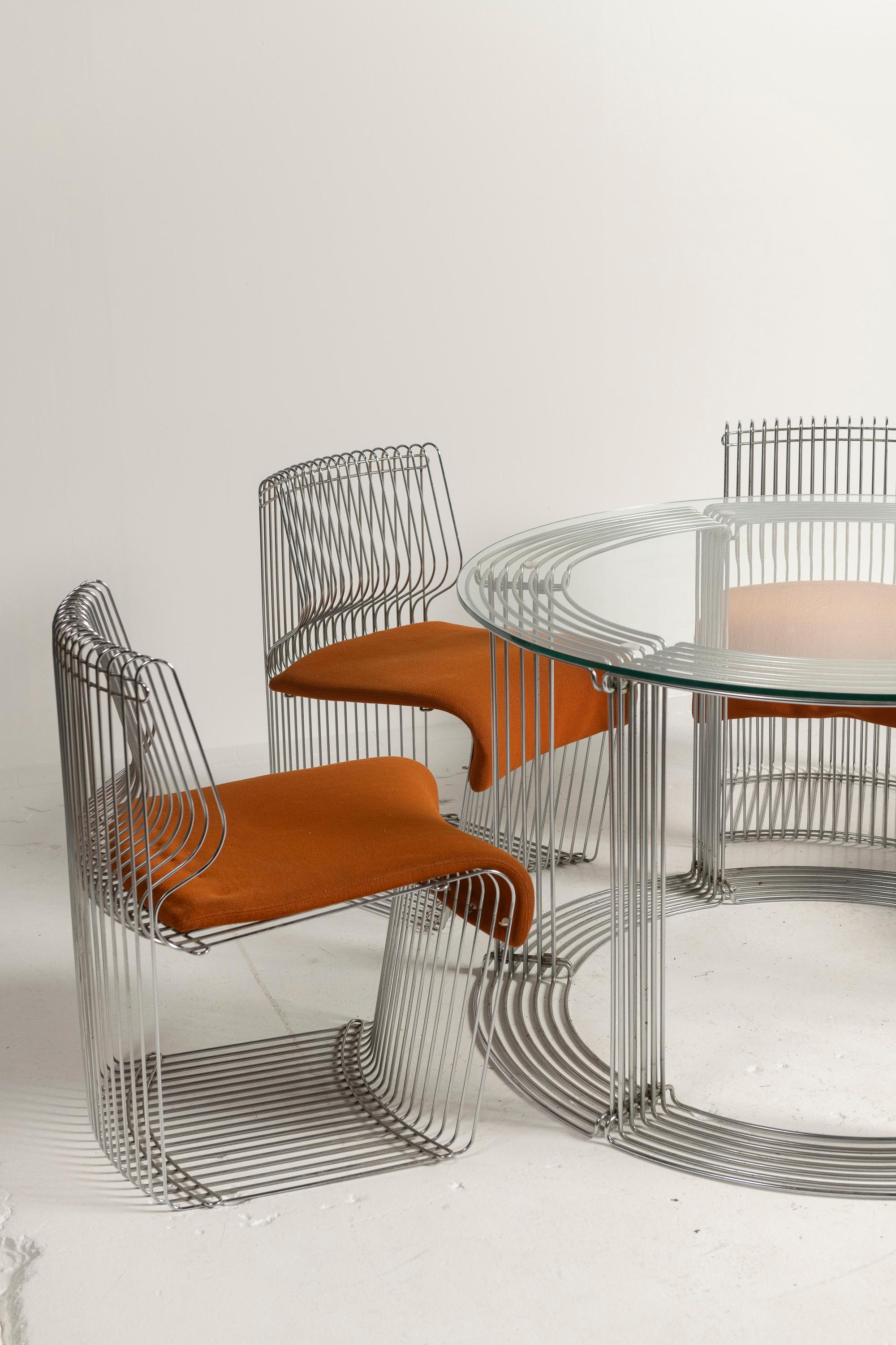 Verner Panton Table de salle à manger Panatova en chrome et verre avec quatre chaises de salle à manger Bon état - En vente à San Francisco, CA