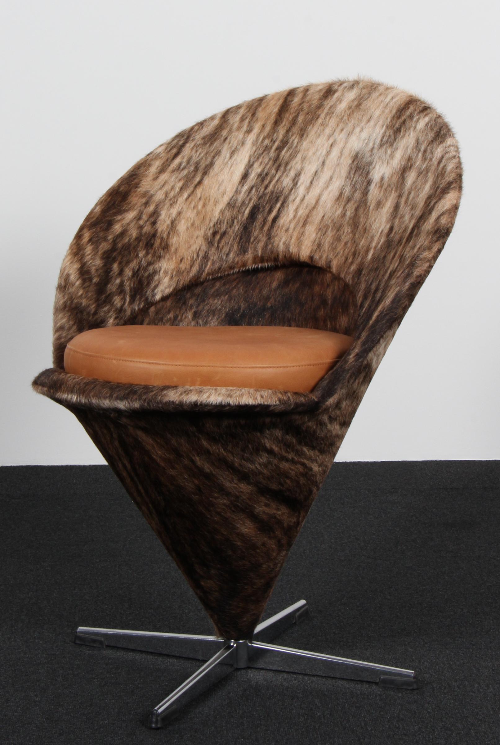 Silla cónica Verner Panton con piel de pampa.

Cojín nuevo tapizado con piel anilina de color tostado vintage.

Silla modelo cono.