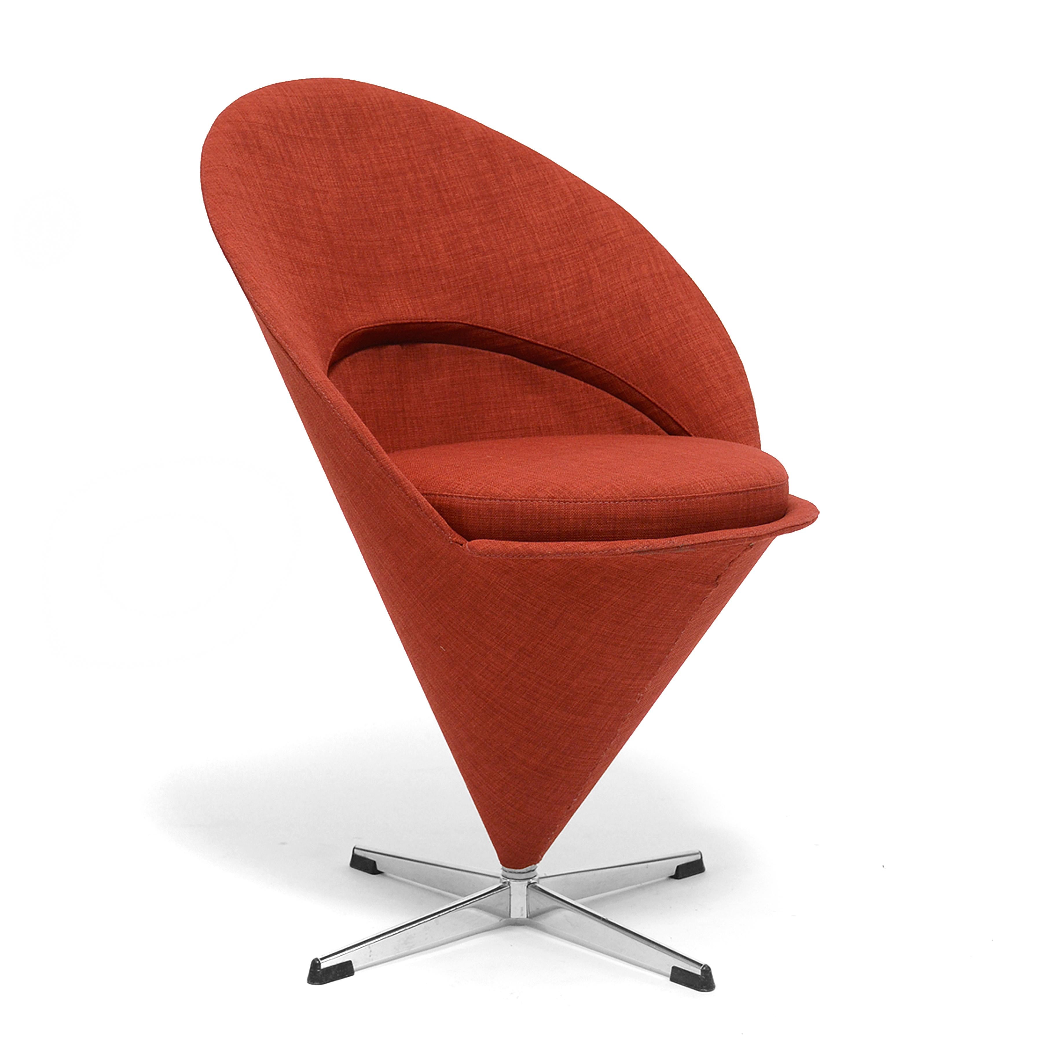 Un classico del design Panton, la sedia a cono è minuta, scultorea, giocosa e sorprendentemente comoda.
Questo esemplare vintage è stato rivestito di recente con un tessuto rosso mattone dalla trama piacevole.