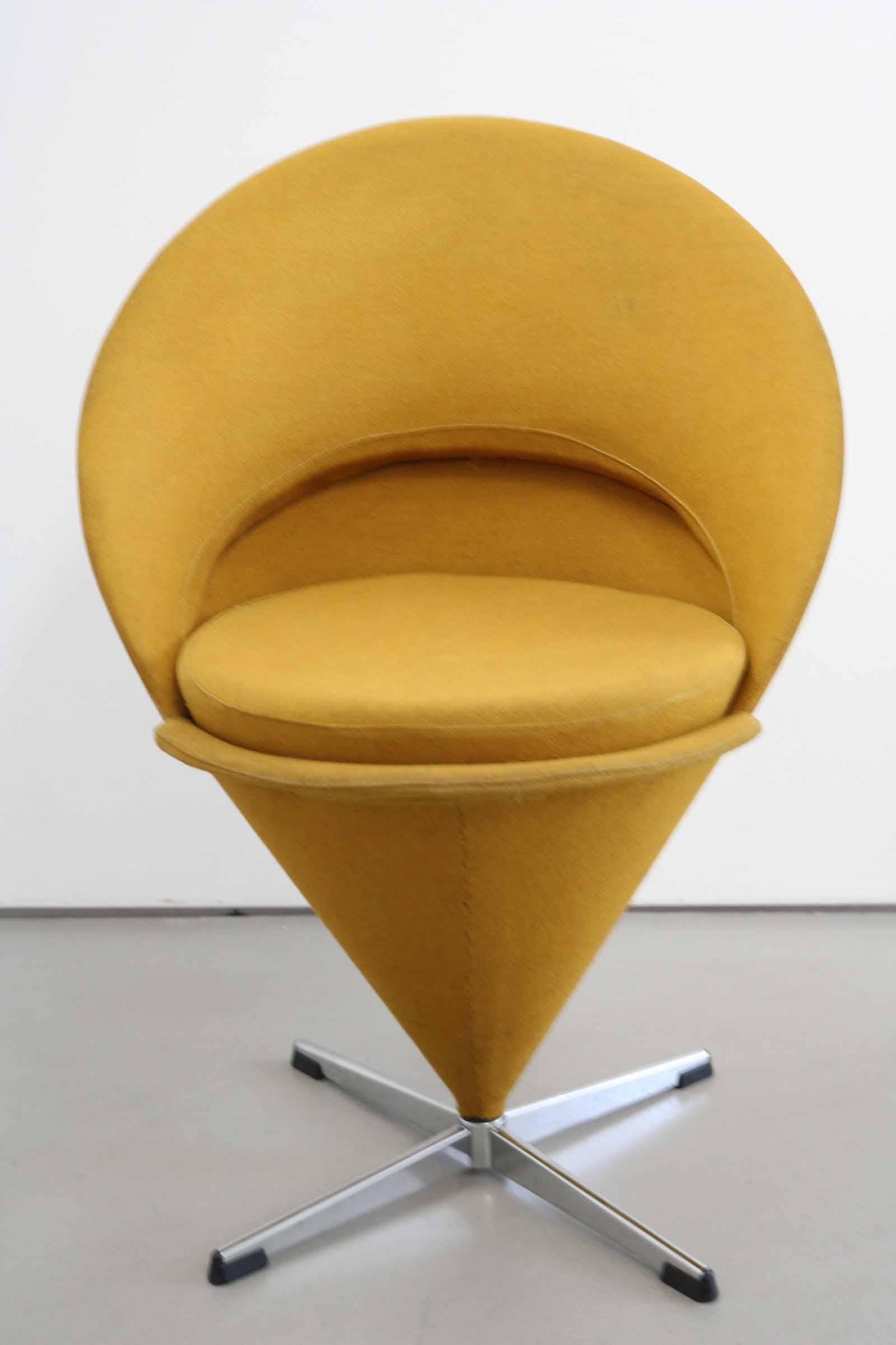 Chaise conique de Verner Panton pour Plus-Linje en tissu original des années 60, couleur moutarde. Le tissu est dans son état d'origine et ne présente que des signes mineurs d'utilisation, notamment de très petites taches légères.