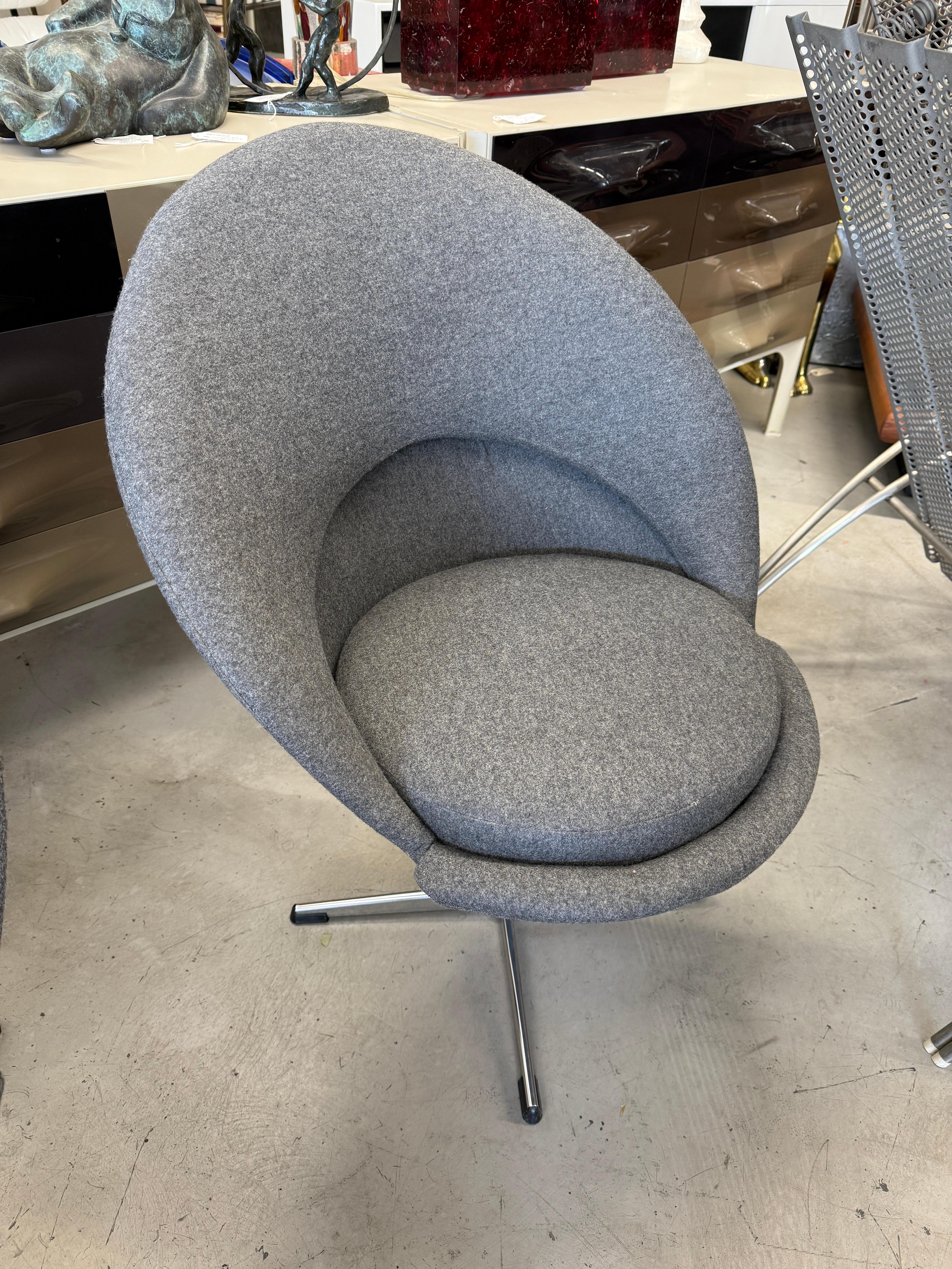 Un maravilloso par de Sillas Cono de Verner Panton retapizadas en un precioso fieltro gris lana. Las sillas son muy cómodas y el diseño es una pieza central escultural para cualquier habitación. Las bases de acero están en buen estado aunque tienen
