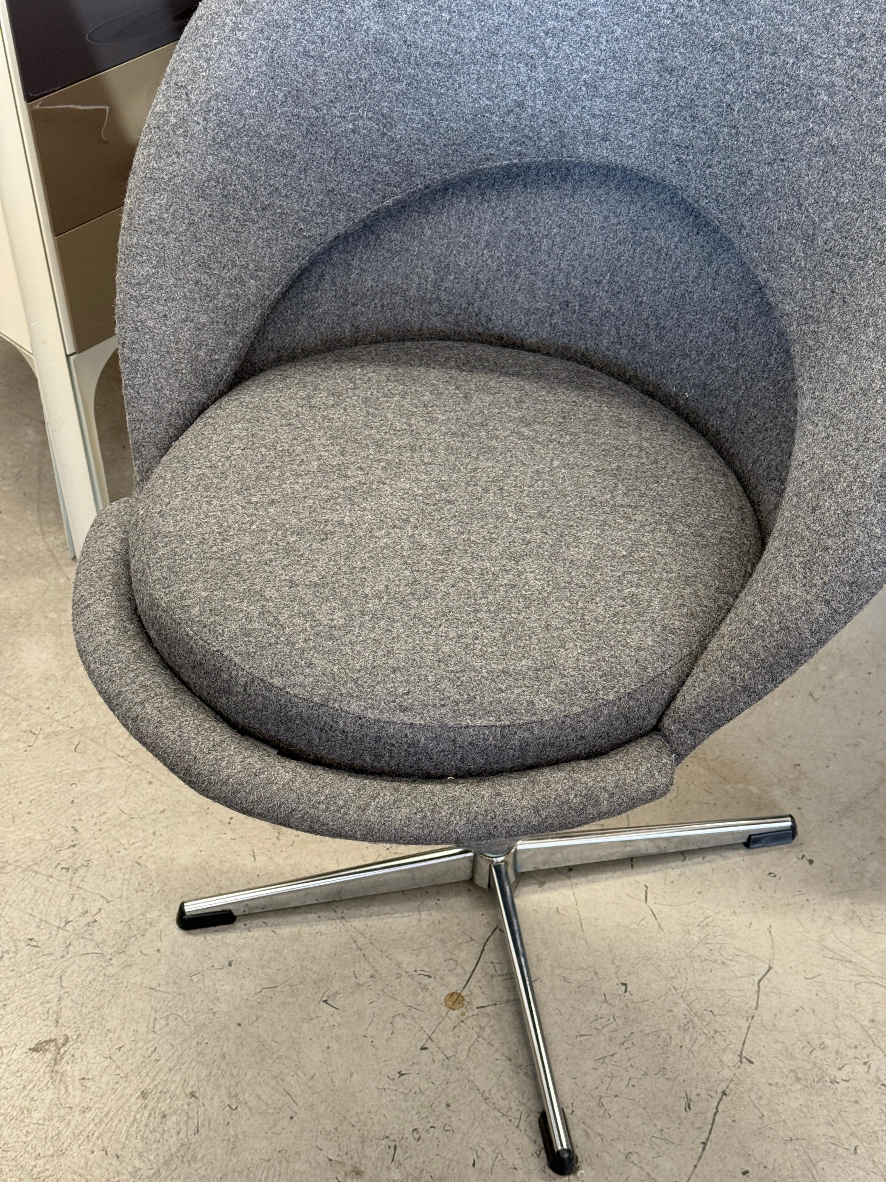 Sillas Verner Panton Retapizadas en Franela de Lana Gris Hecho a mano en venta