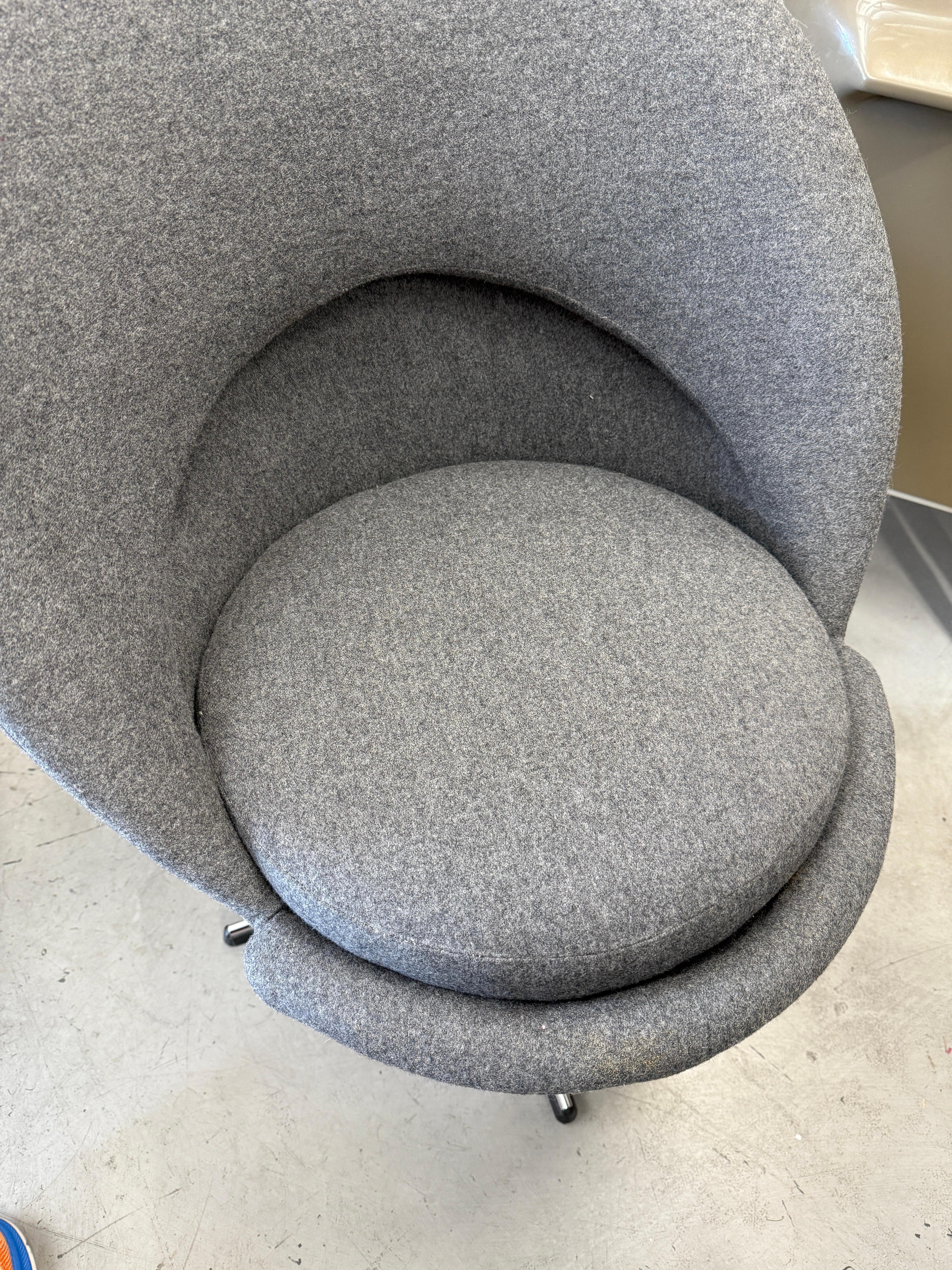 Sillas Verner Panton Retapizadas en Franela de Lana Gris en venta 1