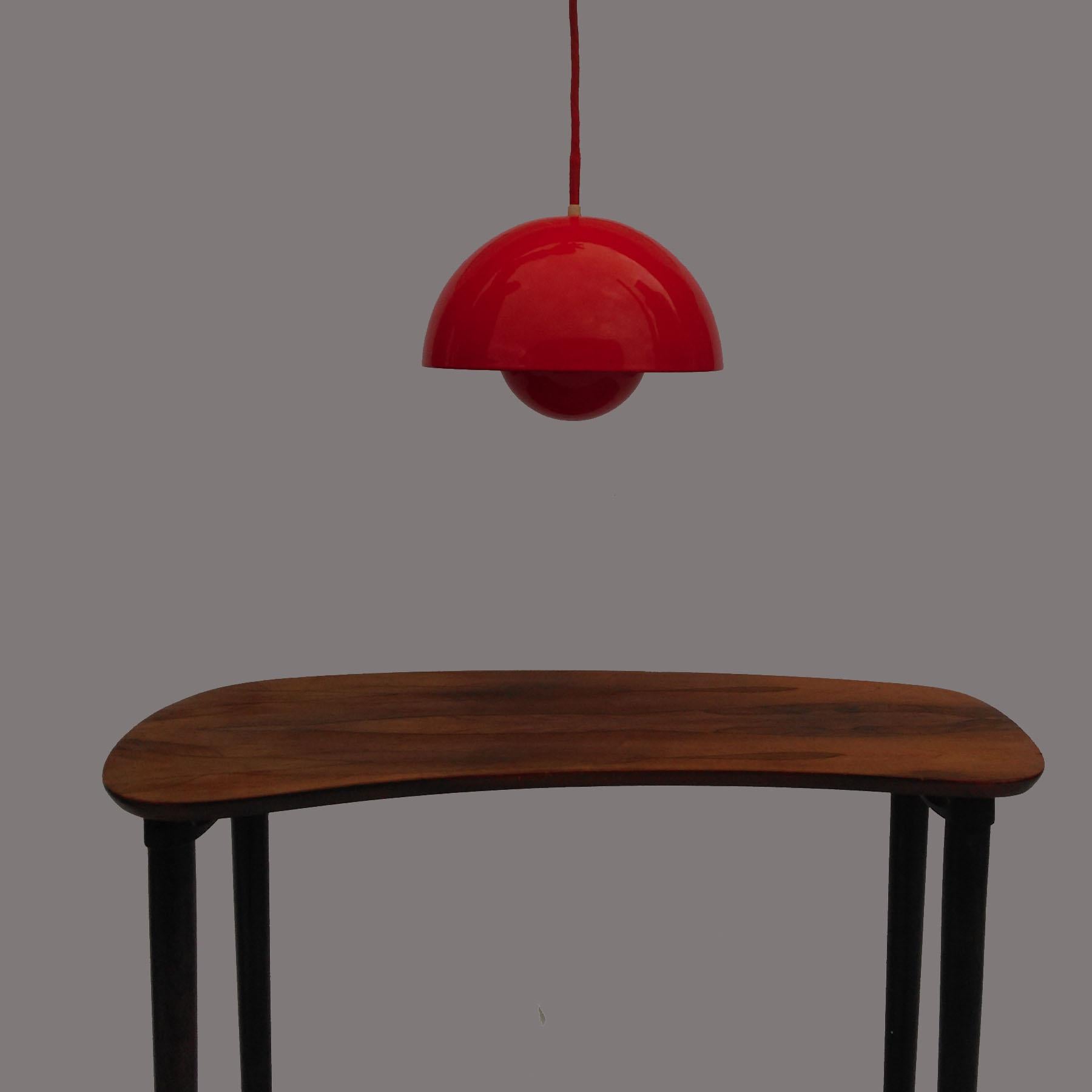 Verner Panton Danish 1´st. Edition Red Flowerpot Pendant designed for Louis Poulsen in 1969.

This pendant is the 1´st. edition in enamel and feature a red enamel lampshade consisting of two semi-circular spheres facing each other. The later models