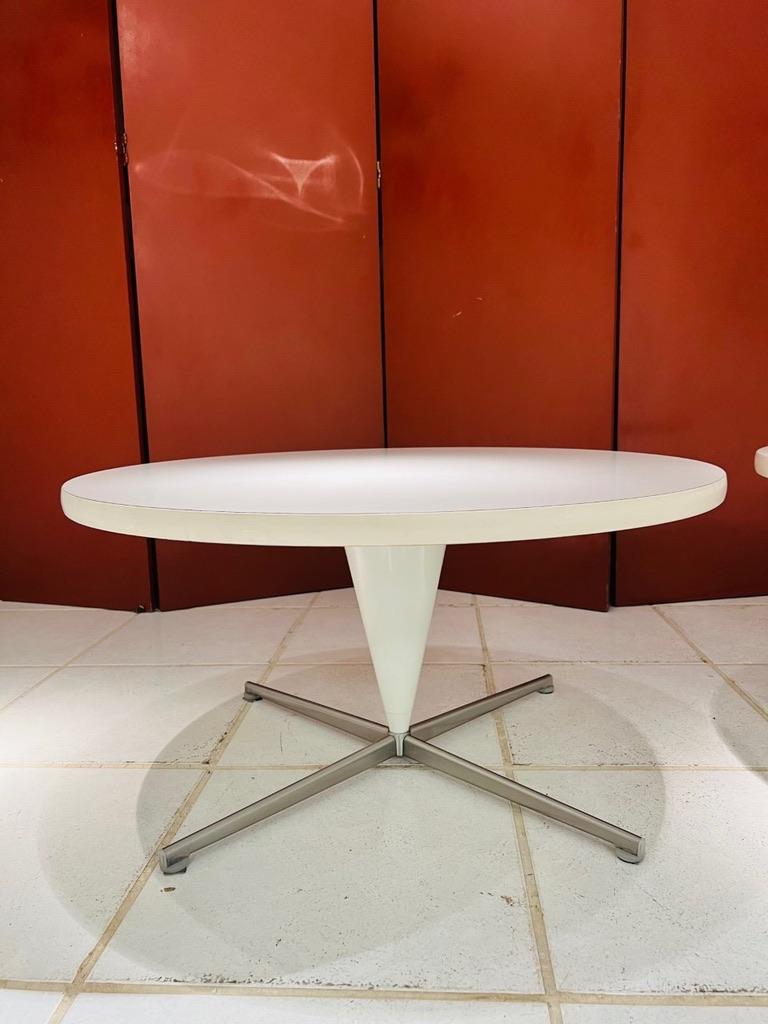 Autre Paire de tables d'appoint en acier et blanc de Verner Panton circa 1960 en vente