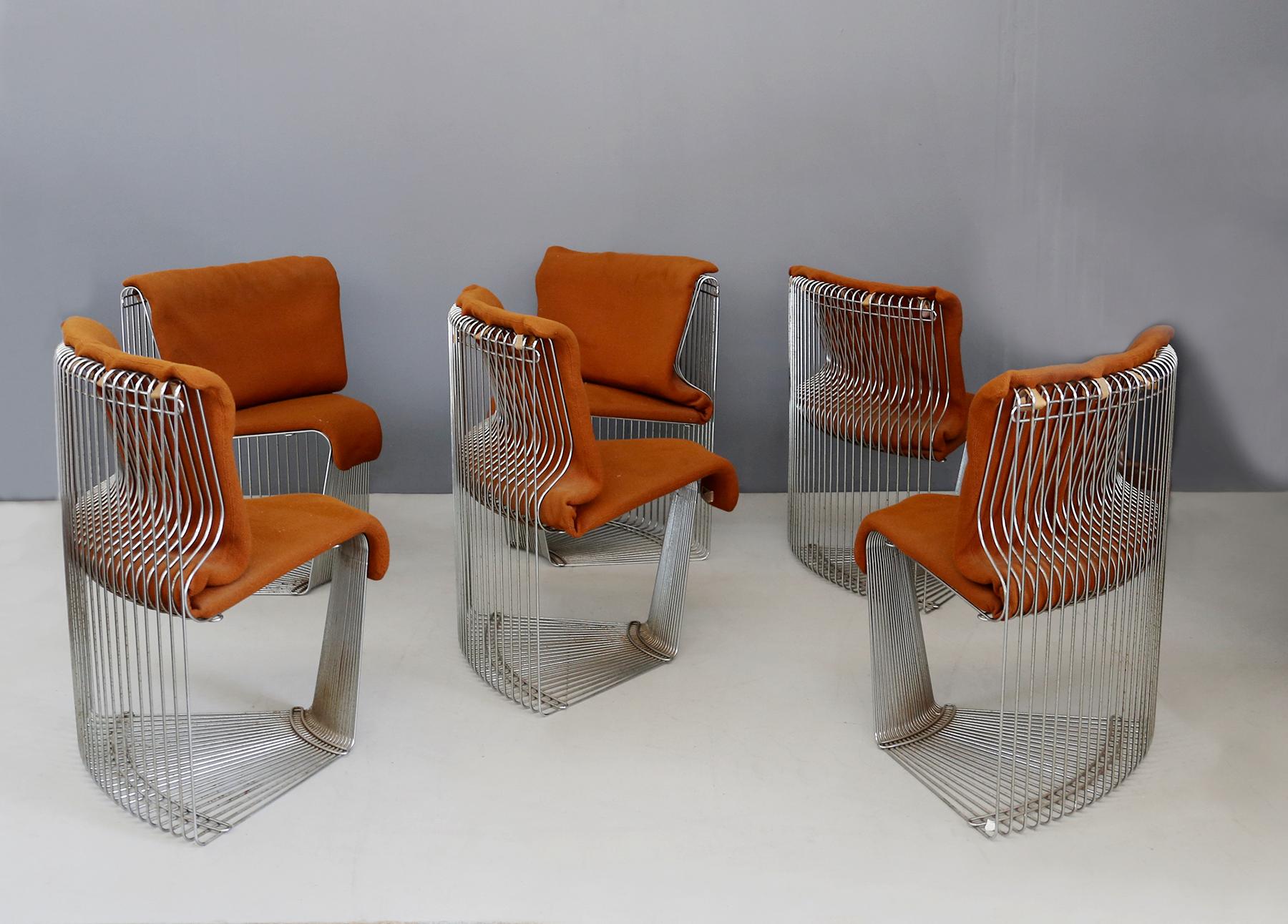 Complete set of 6 chairs and table by Verner Panton Pantanova series for the manufacture Fritz Hansen of 1971. The furniture was designed for the restaurant Varna - Denmark.
The table structure is made of parallel bar metal wire with open sides.
The