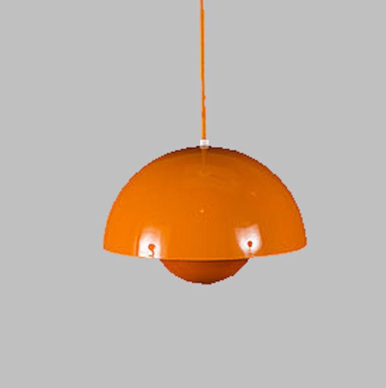 Verner Panton 1'st. Edition Flowerpot Pendelleuchte für Louis Poulsen, Dänemark, entworfen im Jahr 1969.

Diese Pendelleuchte ist ein frühes Beispiel des Panton-Blumentopfmodells und besitzt einen orangefarbenen Emaille-Lampenschirm, der aus zwei