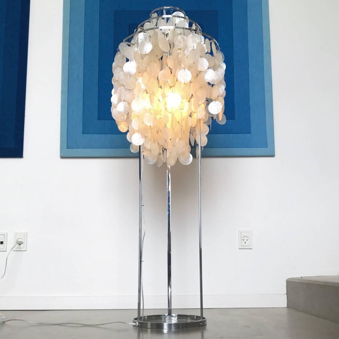 Designed in 1964 the FUN 1STM floor lamp is part of a whole variety of different ceiling lights, table lights and than this floor lamp. 

The shells are made from 