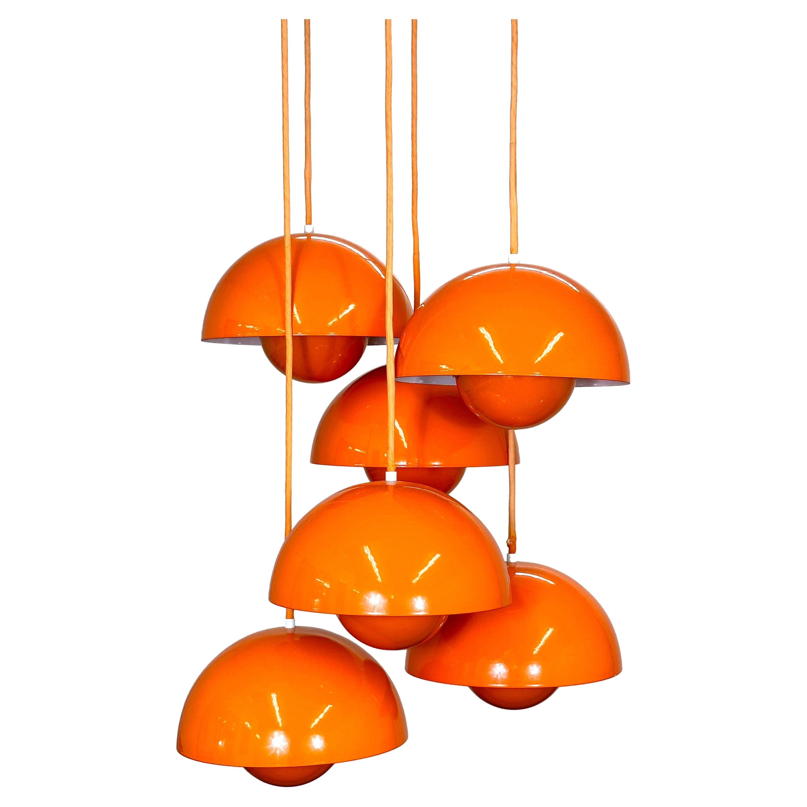 Rara lampada a sospensione a 6 luci Verner Panton Flowerpot per Louis Poulsen. Prima edizione, anni '60, Danimarca.

Smalto su acciaio: paralume esterno arancione con interno bianco e diffusori interni arancioni con interno rosso, appesi a corde di
