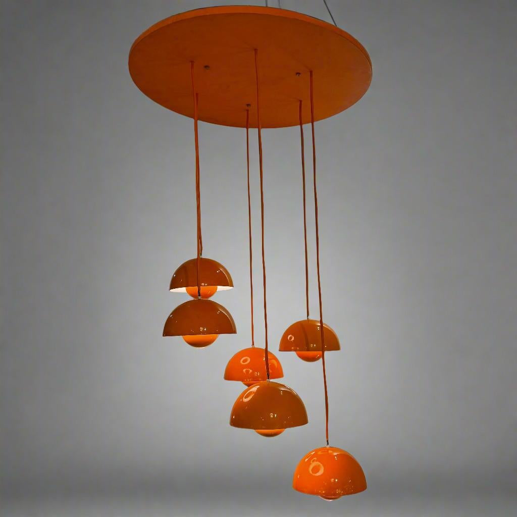 Lámpara de seis luces Flower Pot naranja esmaltada diseñada por Verner Panton (1926-1998) Este colgante de varias luces siguió a la icónica lámpara Flower Pot (VP9) presentada en 1968.