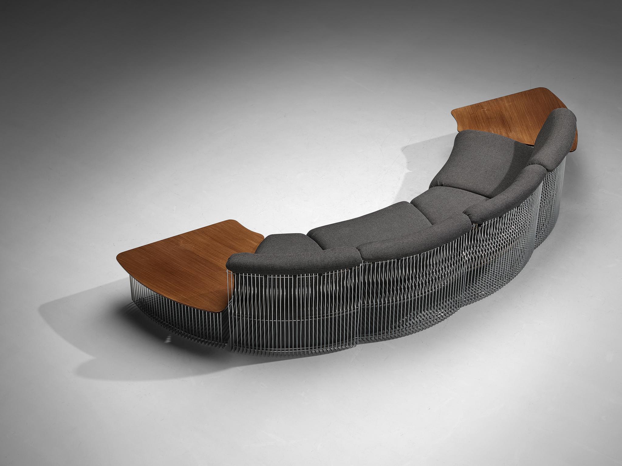 Verner Panton per Fritz Hansen, divano modulare modello 'Pantonova', metallo, tessuto, Danimarca, anni '70

Questo divano componibile composto da quattro elementi e due tavolini è stato progettato dal danese Verner Panton. È stato originariamente
