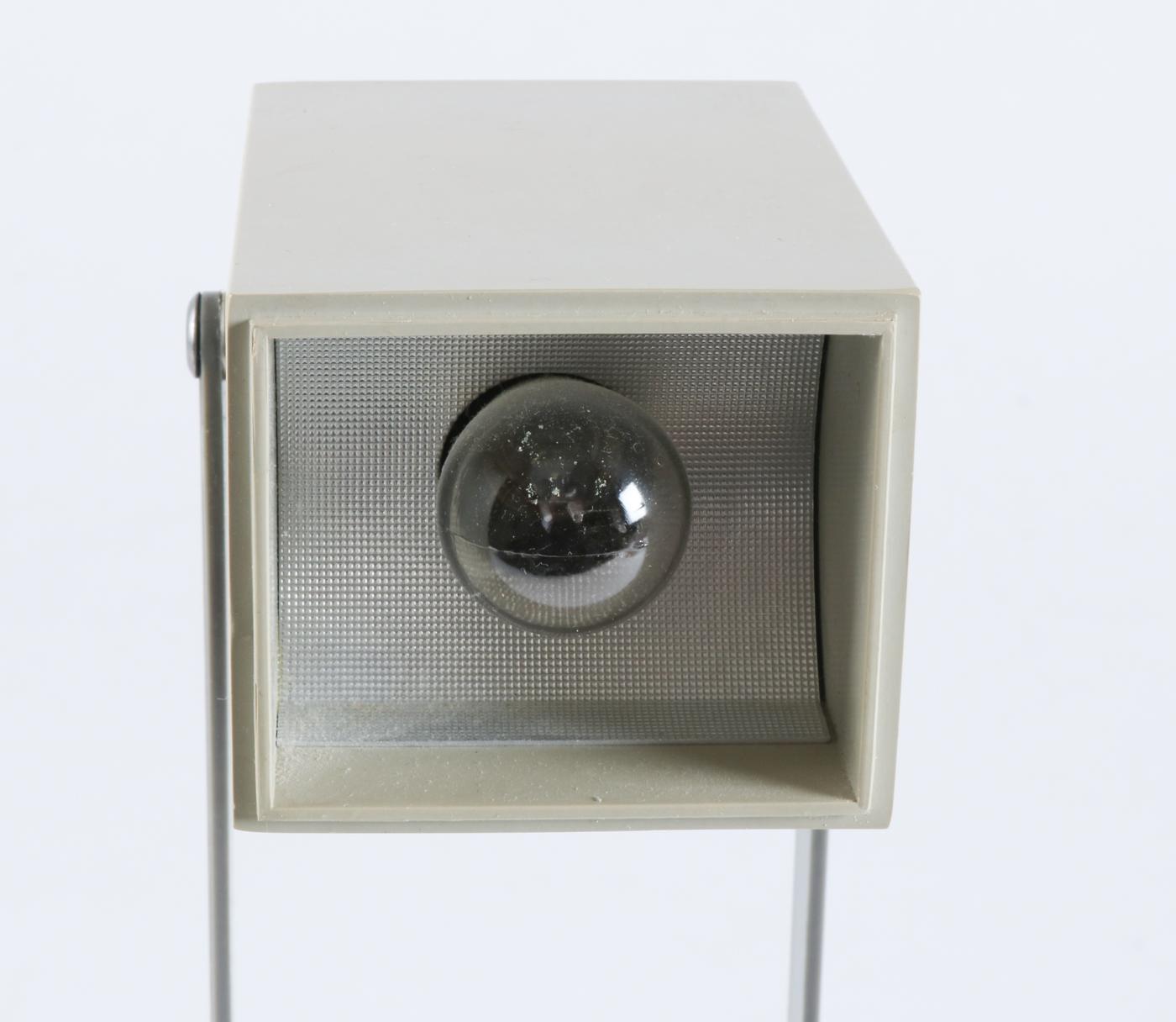 Rare lampe Lampetit conçue par Verner Panton pour Louis Poulsen en 1966. Une petite lampe compacte aux formes rectangulaires qui était en avance sur son temps. Cette lampe est souvent attribuée à l'équipe de design de Louis Poulsen, mais après la