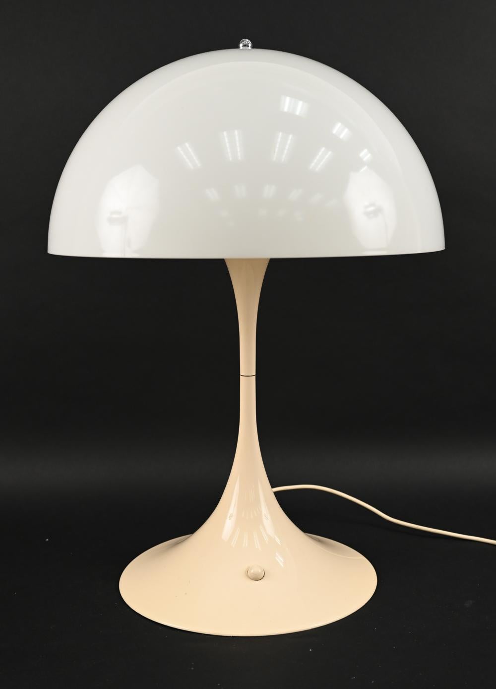 A genuine Danish mid-century Space Age-style table lamp designed by Verner Panton for Louis Poulsen, c. 1970's. This iconic model 