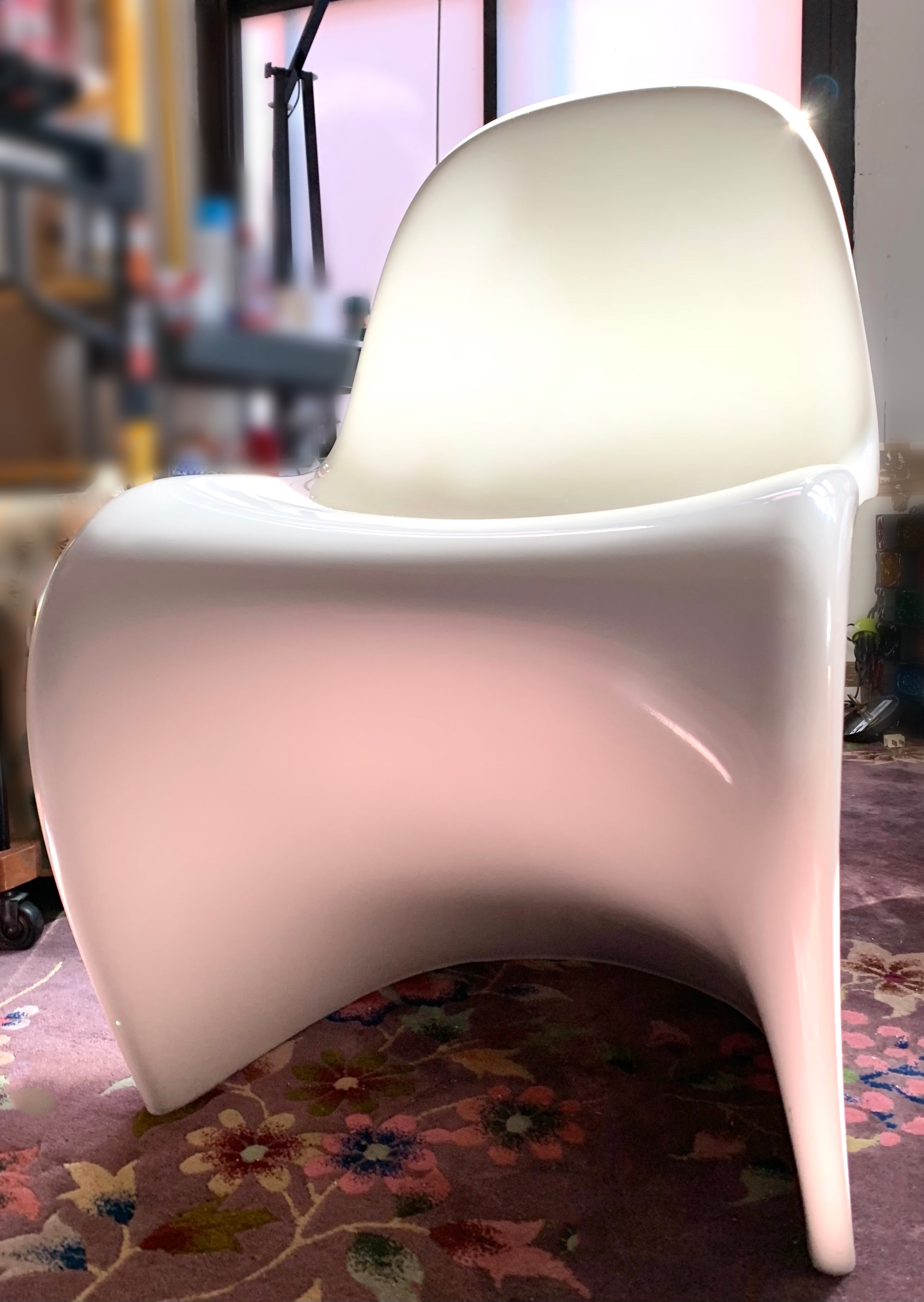 Verner Panton per Vitra Sedia Glow Panton, luminescente, bianca, edizione limitata, in occasione del 50° anniversario. 1000 luminescenti prodotti. 
Dopo diversi anni di sviluppo congiunto da parte di Verner Panton e Vitra, la sedia Panton fu