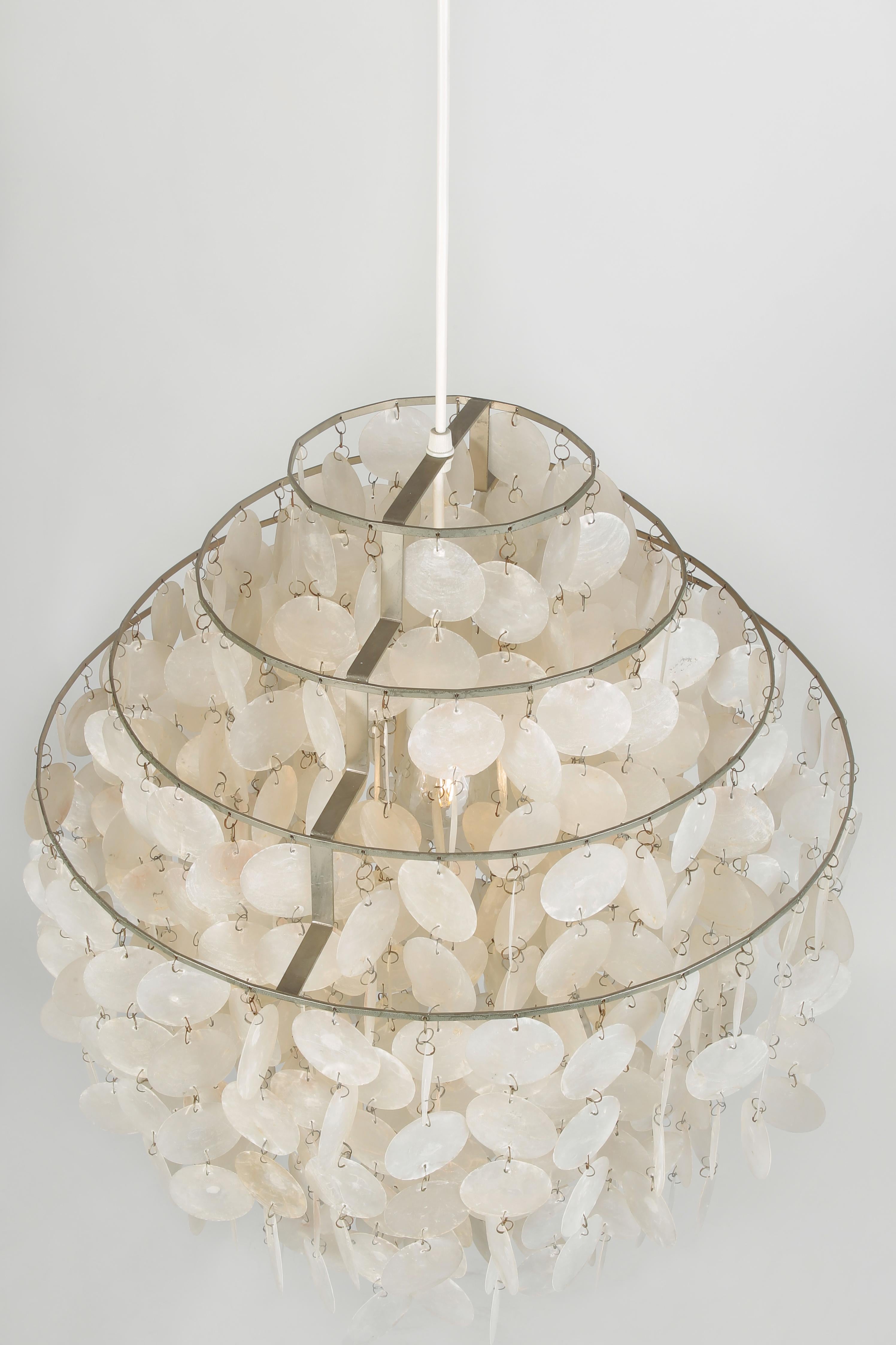 Shell lamp by Verner Panton made by J. Luber in Basel in the 1960s. Iconic design made of intricate, interlinked mother of pearl discs. Four-tiered model. Very good condition.