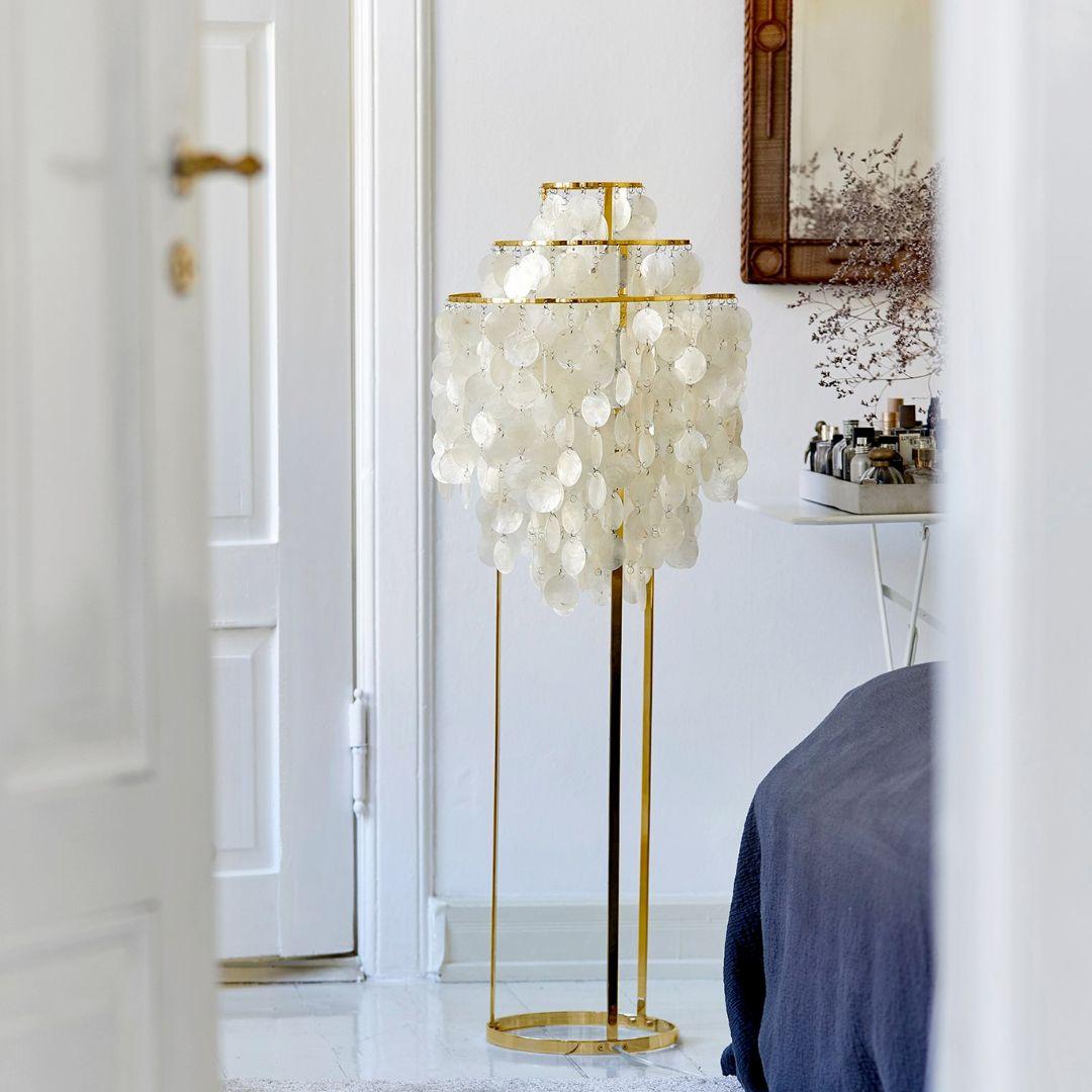 Verner Panton 'Fun 1STM' floor lamp in sea shells and brass for Verpan

Verner Panton was one of Denmark's most legendary modern furniture and interior designers. His innovative experimentation with new materials, bold shapes and vibrant colors
