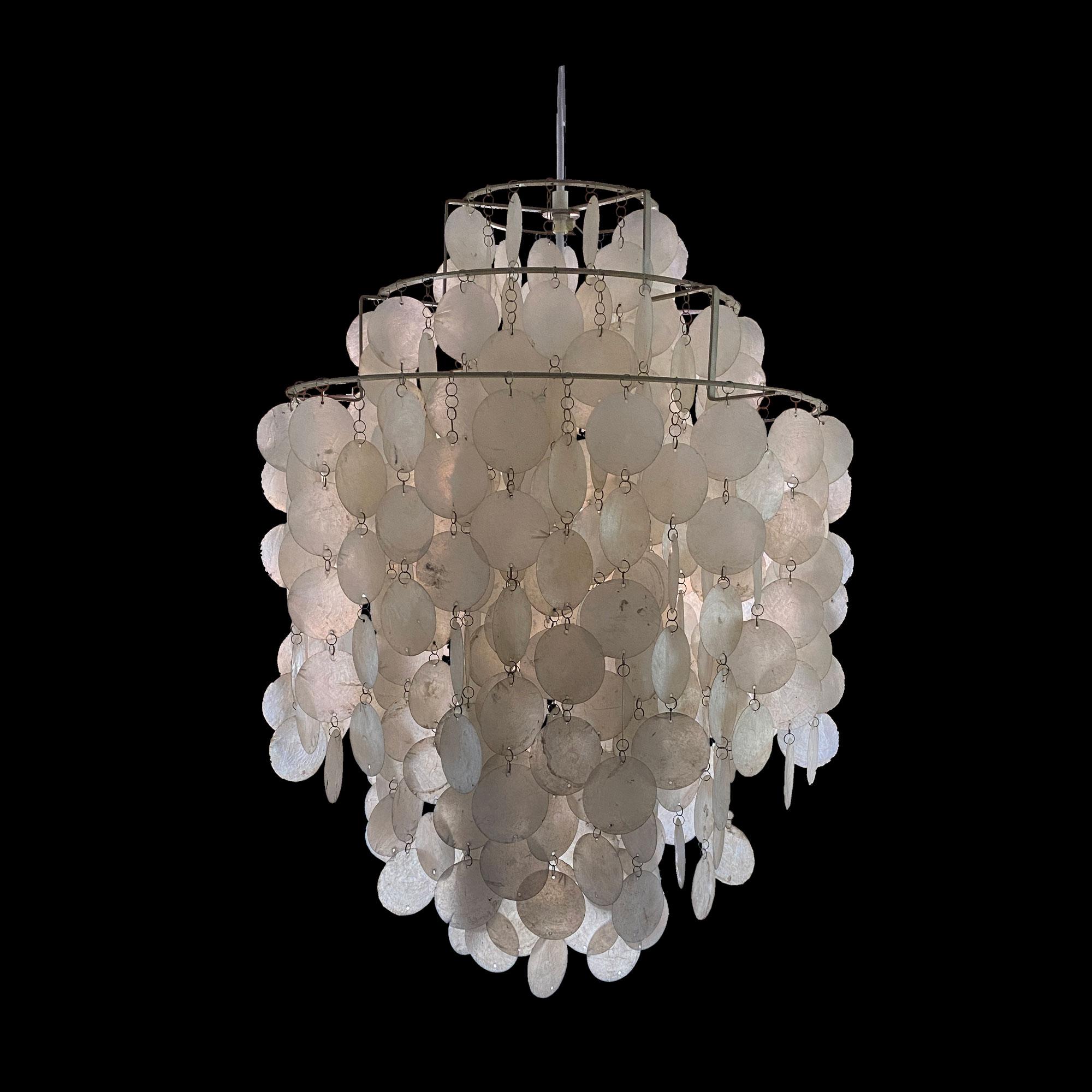 Original Chandelier, model, 2DM Fun, design 1968, J Lüber, Basel
Nickel-plated metal and mother-of-pearl. Garlands of circular mother-of-pearl plates suspended from three rings of increasing diameter on three levels.
H 60cm Diam 40 cm
