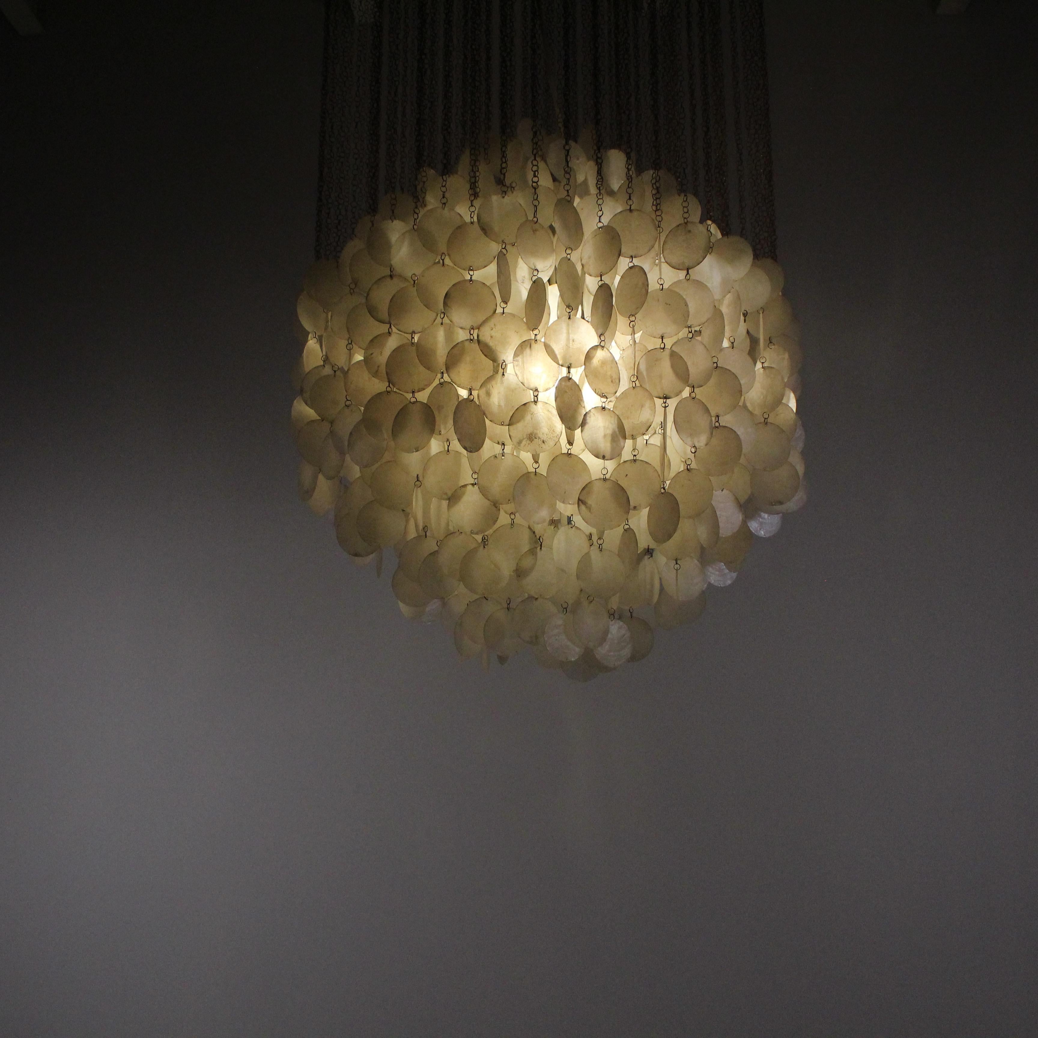 Verner Panton Fun 4DM shell Chandelier, 1960s In Good Condition For Sale In Milano, Lombardia