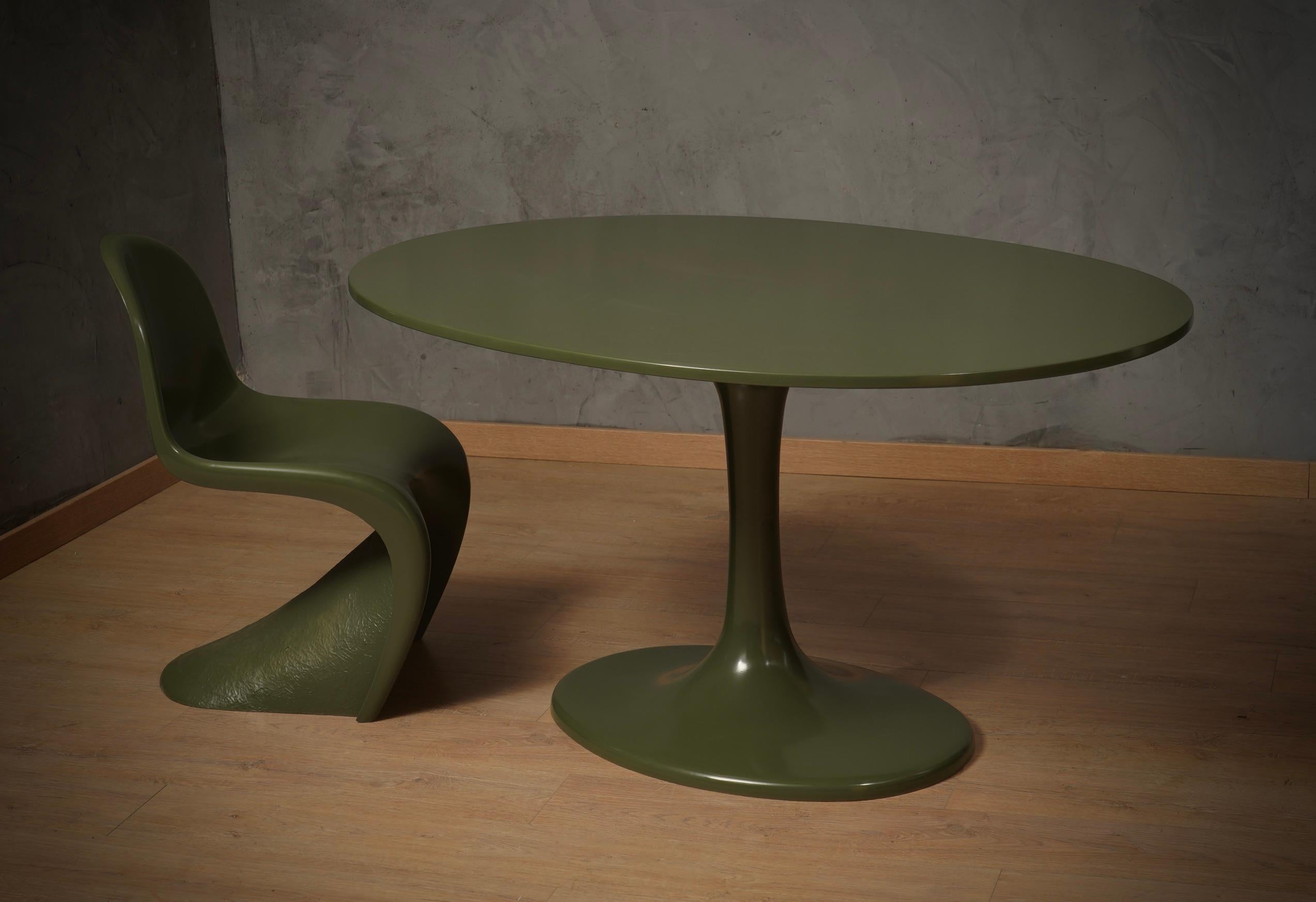 Silla clásica y original de la línea Verner Panton, en un fuerte color verde oliva, perfecta y elegante como en su estilo. Muy cómoda y original, la silla es un icono de la época.

Verner Panton trabajó durante años para llegar al prototipo,