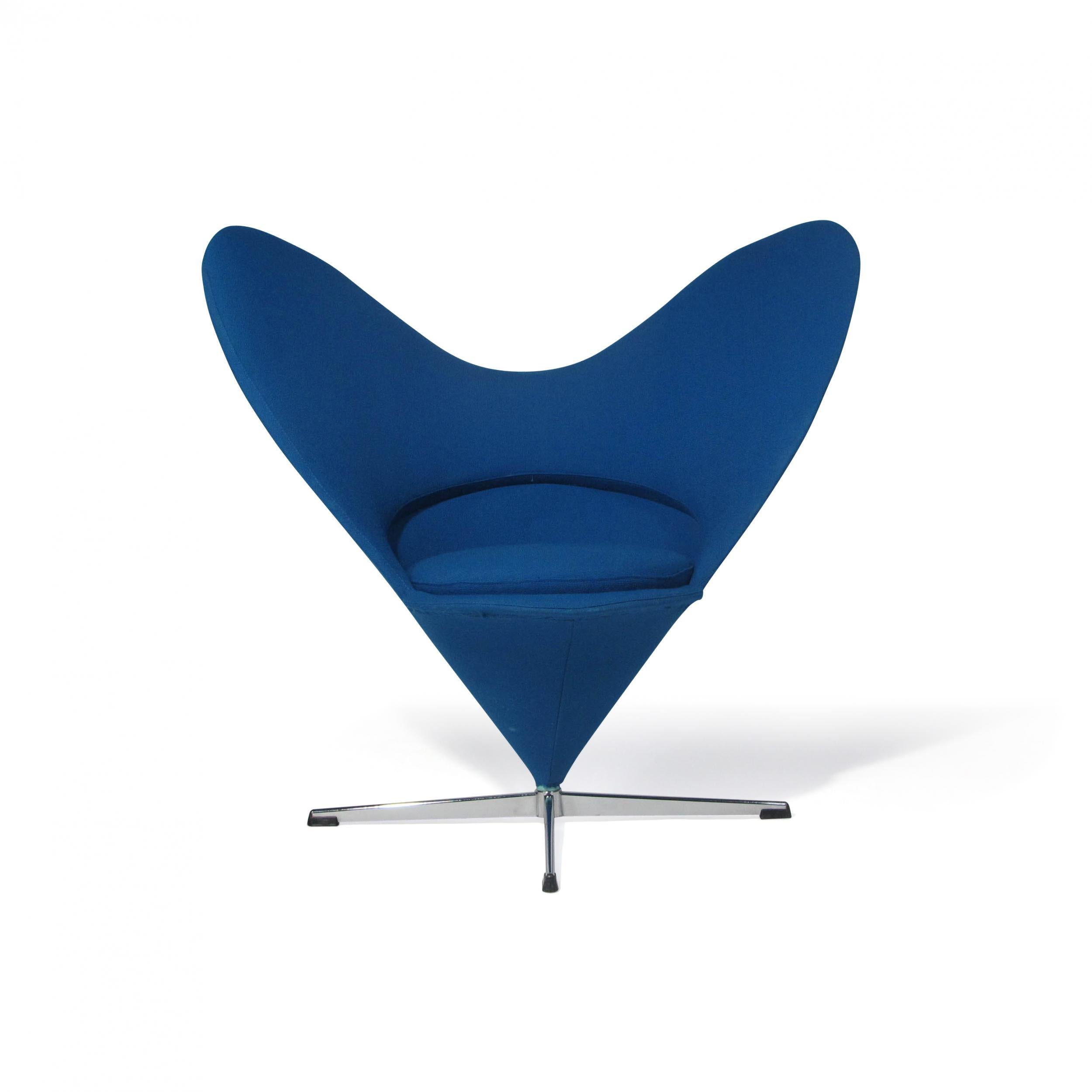 Dänischer Stuhl, entworfen von Verner Panton für Gebrüder Nehl, Modell Heart K3, um 1959, Deutschland. Der Stuhl ist mit dem originalen blauen Wollstoff gepolstert und steht auf einem Stahlsockel.