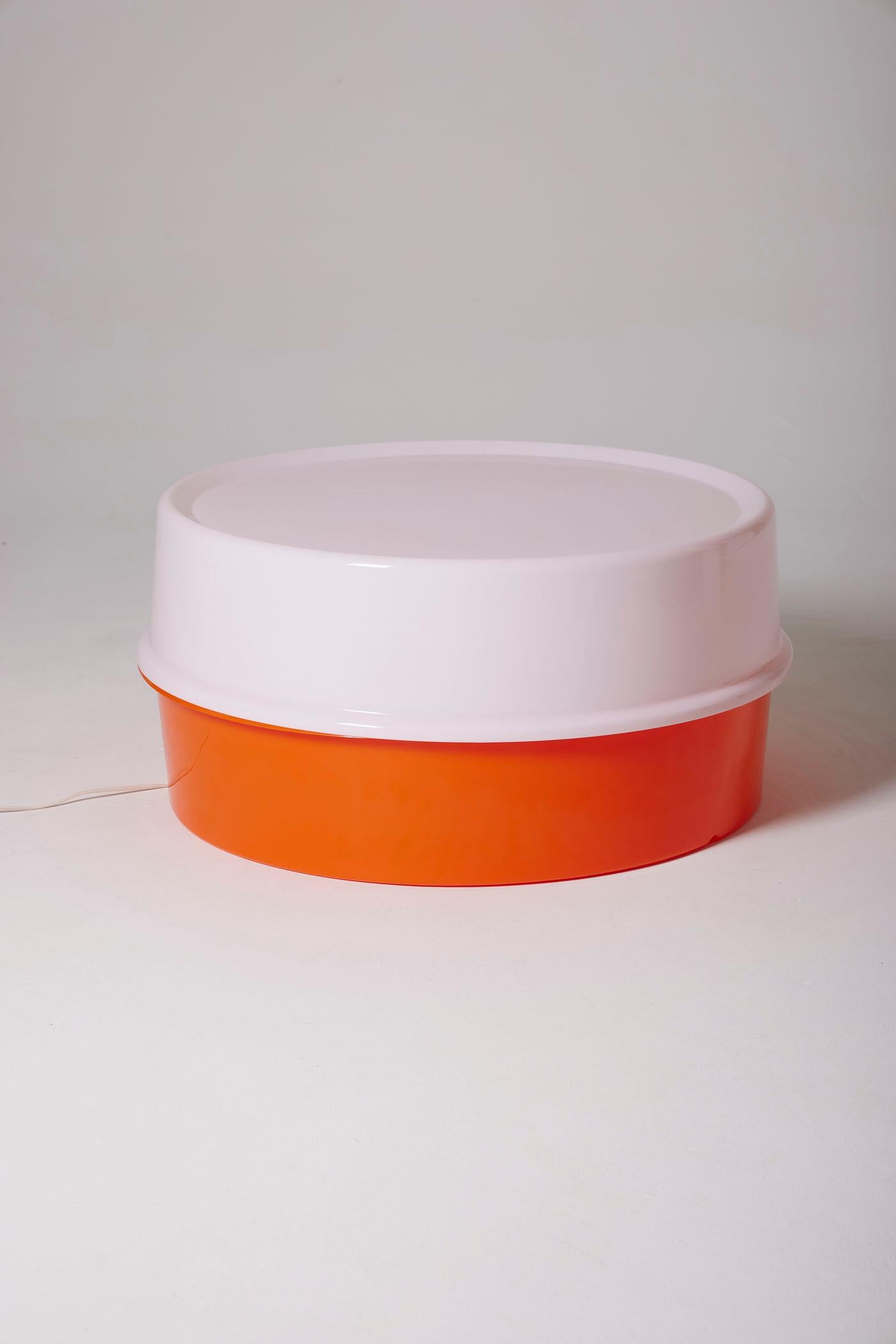 Table basse lumineuse Ilumesa conçue par Verner Panton et produite par Louis Poulsen dans les années 1960. Il se compose de deux blocs emboîtables en polymère orange et blanc. Convient pour une utilisation à l'intérieur et à l'extérieur. En parfait