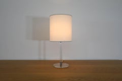 Lampe d'inspiration Verner Panton  Avec base en Lucite et chrome et nouvel abat-jour en lin