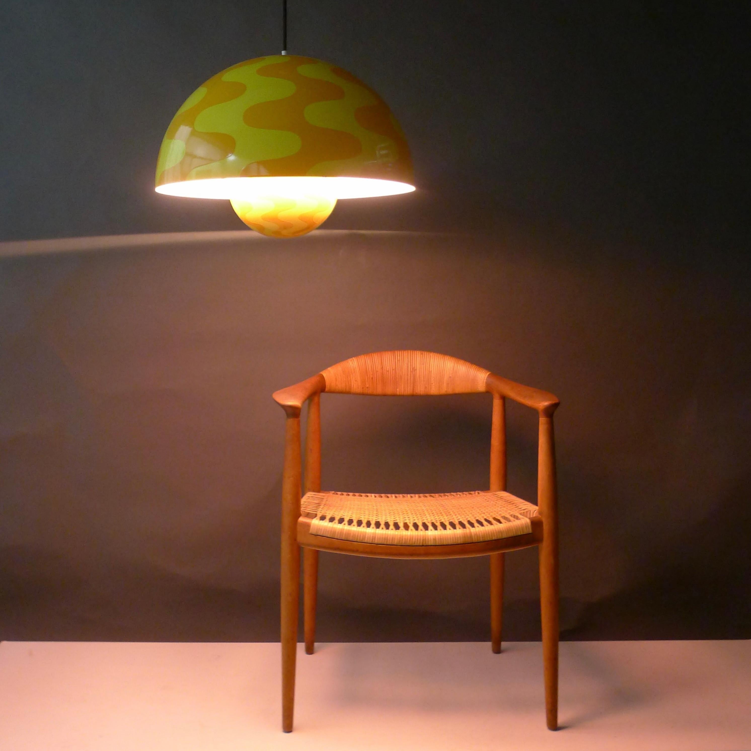 Verner Panton, Large Yellow Flowerpot Pendant Light, model VP2, original example For Sale 4
